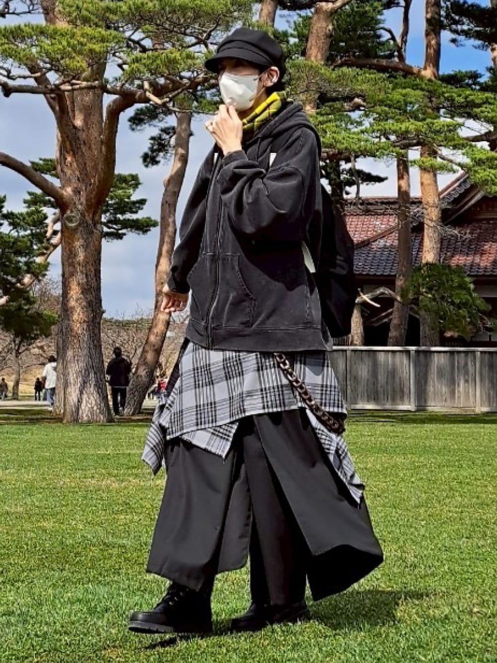 「レイヤードスタイル、レイヤード、ハカマパンツ、ワイドパンツ、ウォレットチェーン、ラップスカート、パーカー、キャスケット、デイパック、差し色コーデ、チェック、旅行、旅行コーデ」｜「DEVICEの【犬飼京×DEVICE】7way CCL wallet chain /セブン ウェイ カスタム カウレザー ウォレットチェーン（ウォレットチェーン、ブラウン系）」を使った、しーお さん（メンズ・180cm）の春コーディネートの1枚目の写真
