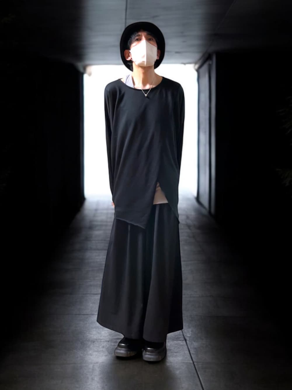 「やっぱり帽子が好き、レイヤードスタイル、ワイドパンツ、ハカマパンツ、革靴、バケットハット、トートバッグ、チャイハネ、モード、オールブラック、切り替えシャツ」｜「チャイハネのアイテム（Tシャツ/カットソー、ブラック系）」を使った、しーお さん（メンズ・180cm）の春コーディネートの1枚目の写真