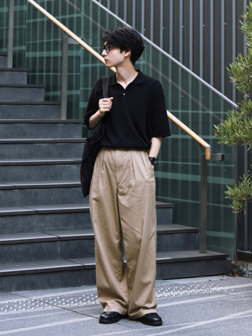 「プチプラ、きれいめカジュアル、夏コーデ、シンプルコーデ、メンズファッション、大人カジュアル、ポロシャツ、春夏コーデ、UNIQLO、さらっと晴れやかスナップ」｜「BEAUTY&YOUTH UNITED ARROWSのBY デュアルパック トリム ポロシャツ（ポロシャツ、ブラック系）」を使った、Rio Hiragaさん（メンズ・170cm）の夏コーディネートの1枚目の写真