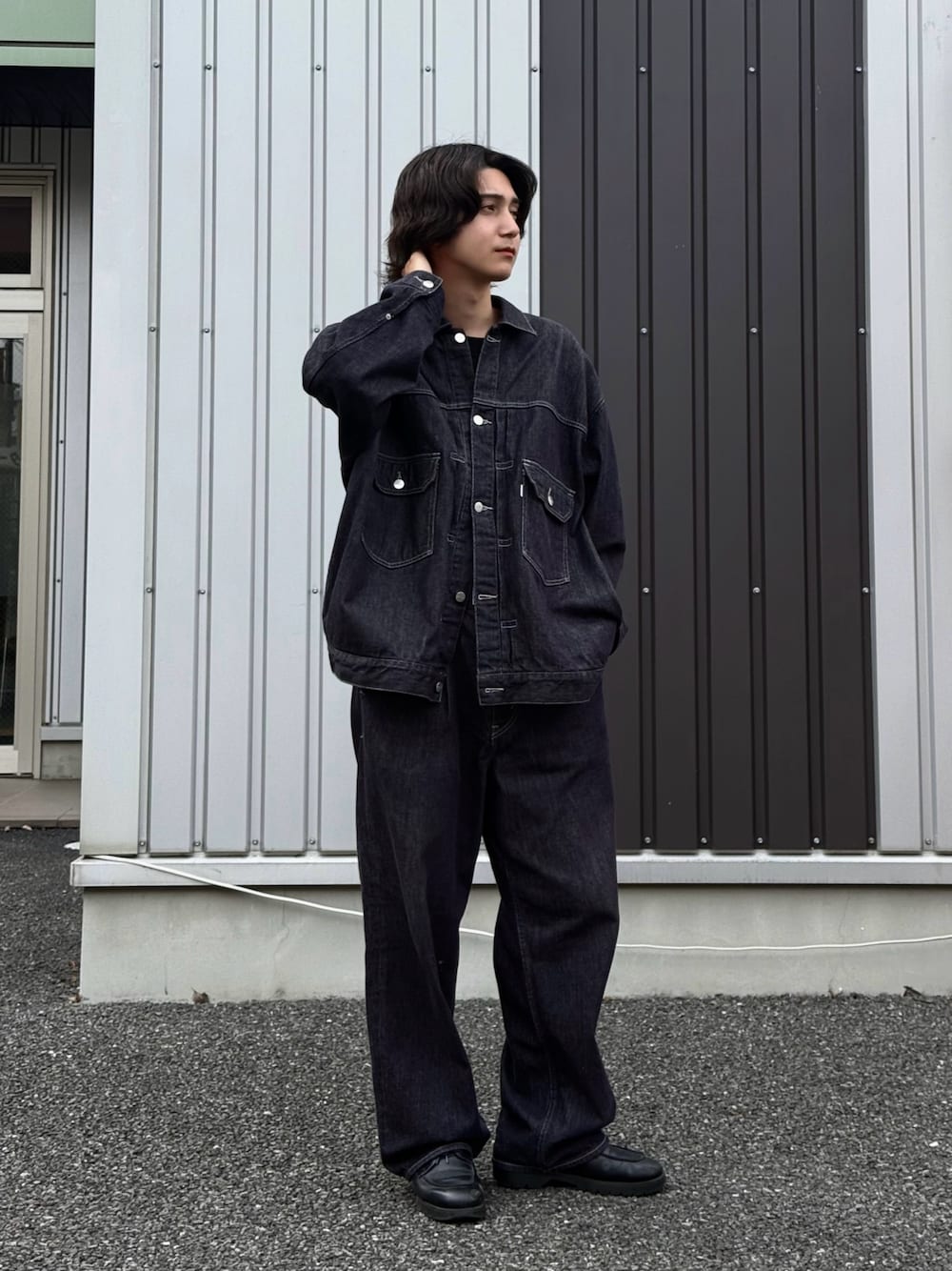 ブルー系のデニムジャケット、ブラック系のデニムパンツを着用したメンズの秋コーディネートの1枚目の写真