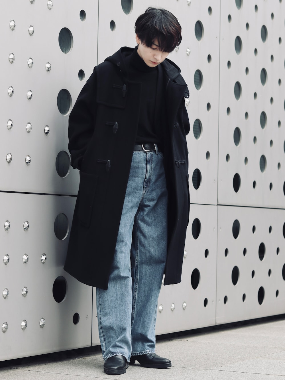 「UNIQLO、UNIQLO U、UNIQLOコーデ、ダッフルコート、春、春コーデ、デニム、デニムパンツ、デニムコーデ、オトナカジュアル、ワイドデニム、ブーツ、プチプラ、コート、ゆるコーデ」｜「UNIQLOのオーバーサイズダッフルコート（ダッフルコート、ブラック系）」を使った、Rio Hiragaさん（メンズ・171cm）の冬コーディネートの1枚目の写真