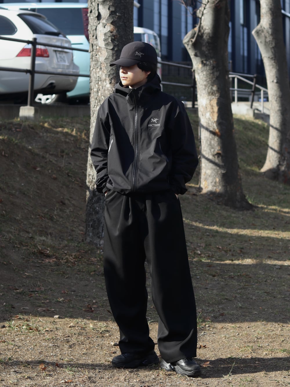 「アークテリクス、ARC'TERYX、テックウェア」｜「ARC'TERYXのARC’TERYX / Beta Jacket（マウンテンパーカー、ブラック系）」を使った、Rio Hiragaさん（メンズ・171cm）の冬コーディネートの1枚目の写真