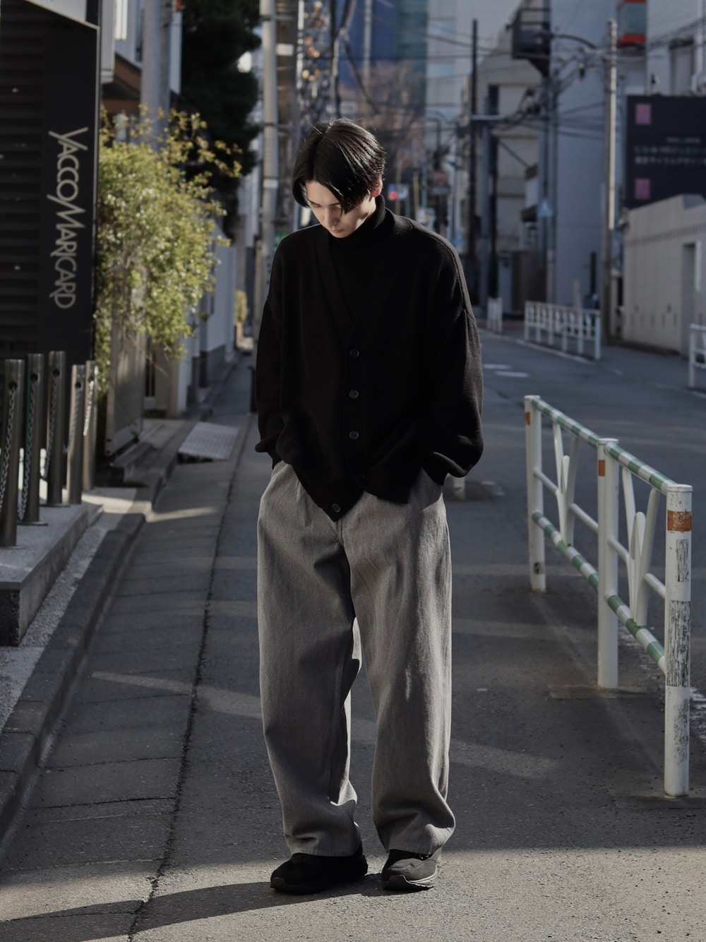 「ワイドパンツ、オトナカジュアル、休日コーデ、ゆるコーデ、きれいめカジュアル、カーディガン、remer、graphpaper、デニムパンツ、デニム」｜「remerのloose basic cardigan/ルーズベーシックカーディガン（カーディガン/ボレロ、ブラック系）」を使った、Rio Hiragaさん（メンズ・170cm）の冬コーディネートの1枚目の写真