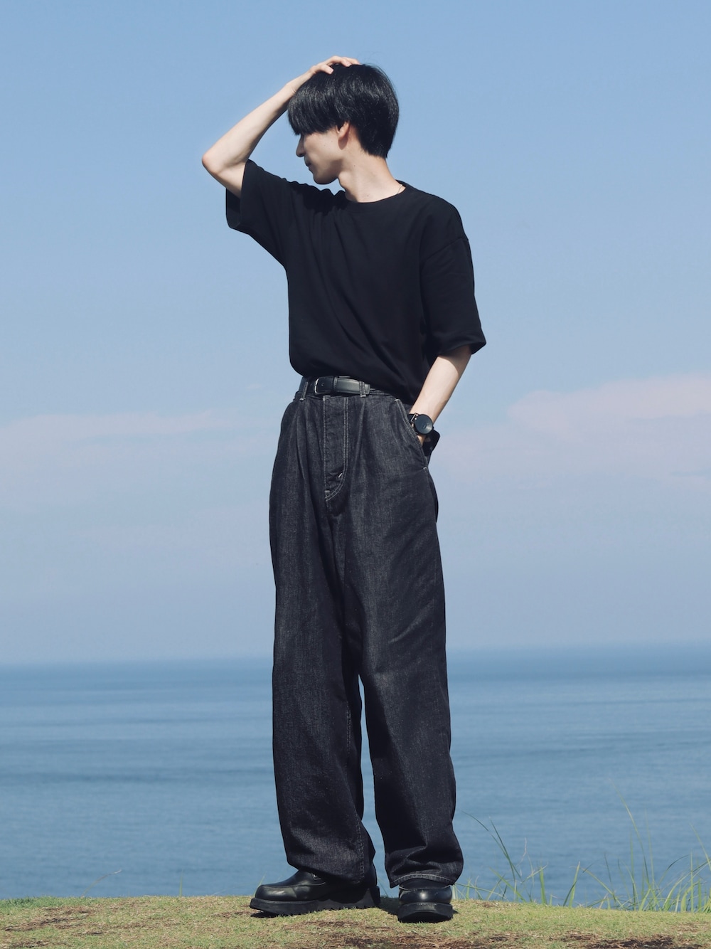 「夏コーデ、休日スタイル、シンプルコーデ、カジュアルコーデ、デニム、デニムパンツ、ビッグシルエット、ワイドパンツ、Tシャツ、ブラック、夏、きれいめカジュアル、タックイン」｜「Graphpaperの2-Pack S/S Pocket Tee（Tシャツ/カットソー、ブラック系）」を使った、Rio Hiragaさん（メンズ・171cm）の夏コーディネートの1枚目の写真