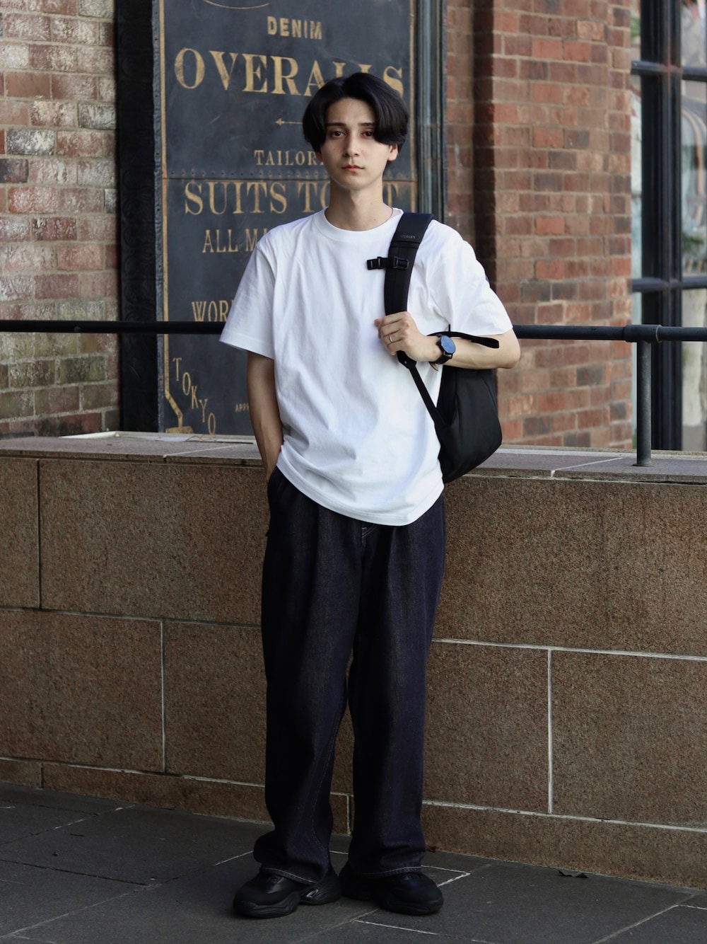 「さらっと晴れやかスナップ、休日スタイル、オトナカジュアル、シンプル、ブラック、白Tシャツ、プチプラコーデ、リュック、デニム、デニムパンツ、モノトーンコーデ」｜「HANESの【HANES/ヘインズ】BEFFY LONGSLEEVE TEE/ビーフィー/ロンT/無地/ユニセックス ヘビーウェイト（Tシャツ/カットソー、ホワイト系）」を使った、Rio Hiragaさん（メンズ・170cm）の夏コーディネートの1枚目の写真
