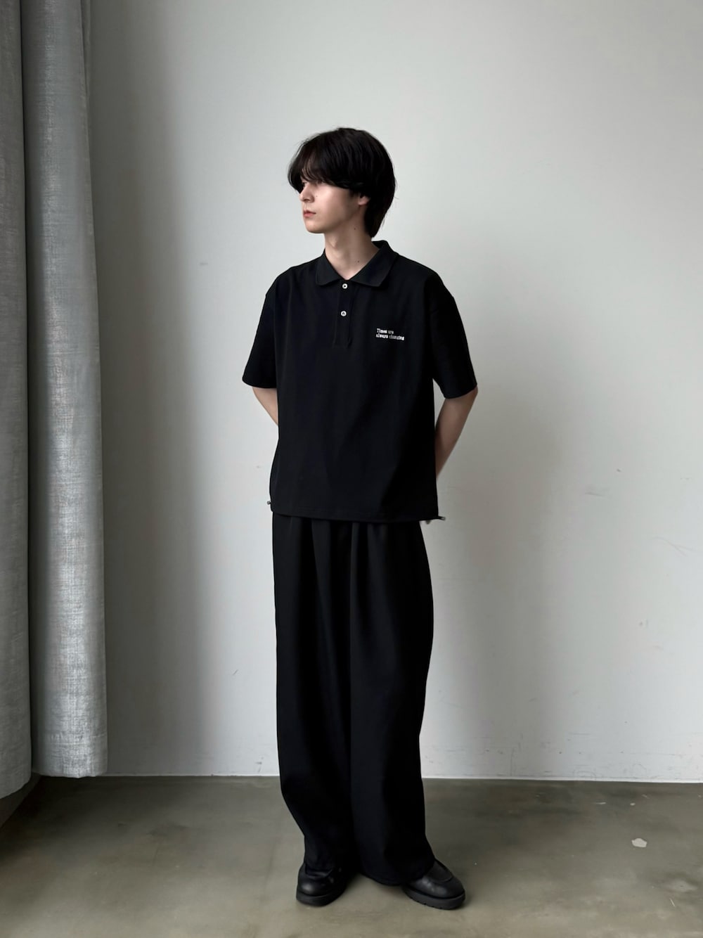 「ポロシャツ、シャツスタイル、ポロシャツコーデ、短丈、ブラック、ブラックコーデ、graphpaper、夏コーデ、シンプルスタイル、ノームコア、休日スタイル、ワイドパンツ、モノトーン、モノトーンコーデ」｜「UNDERSTATEMENTsの【ユニセックス】MOSS STITCH DRAW CODE POLO SHIRT  ／ドローコード鹿の子ポロシャツ（ポロシャツ、ブラック系）」を使った、Rio Hiragaさん（メンズ・171cm）の夏コーディネートの1枚目の写真