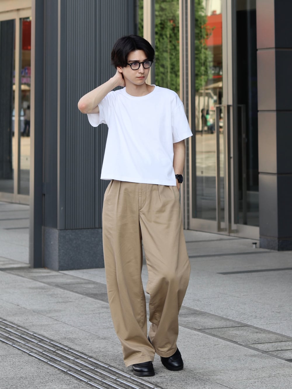 「韓国ファッション、シンプルスタイル、休日スタイル、大人コーデ、短丈、白Tシャツ、低身長コーデ、サングラス、UNIQLO、UNIQLO U」｜「UNIQLOのアイテム（パンツ、ベージュ系）」を使った、Rio Hiragaさん（メンズ・170cm）の夏コーディネートの1枚目の写真