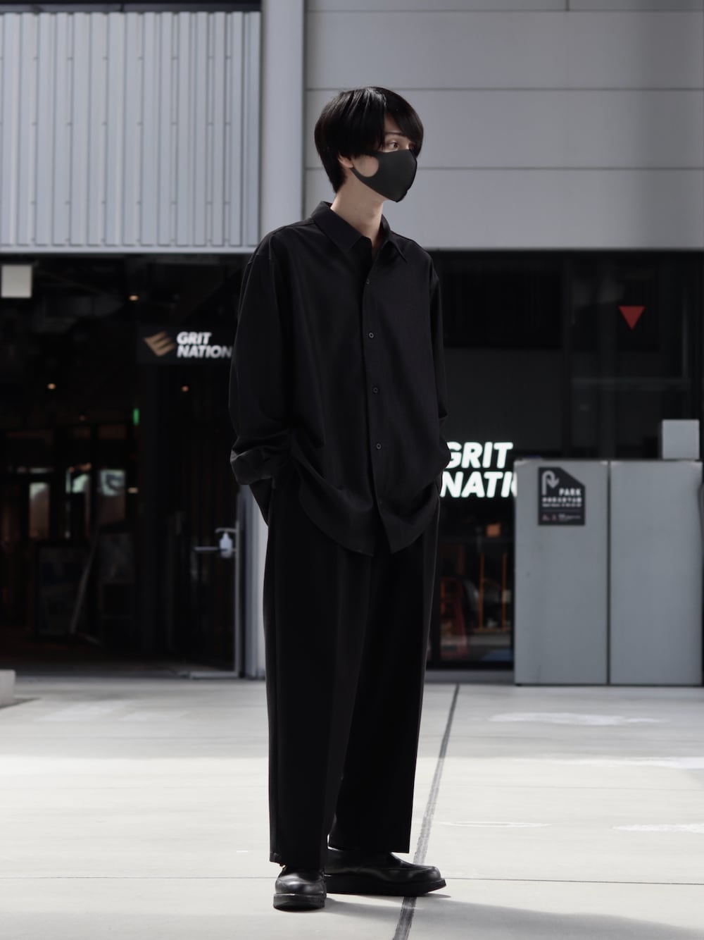 「秋コーデ、ワイドパンツ、remer、ブラックコーデ、シャツスタイル、シャツコーデ、キレイめ、革靴、低身長男子」｜「remerのloose ZERO denim over shirt / ルーズゼロデニムオーバーシャツ (22AW)（シャツ/ブラウス、ブルー系）」を使った、Rio Hiragaさん（メンズ・171cm）の秋コーディネートの1枚目の写真