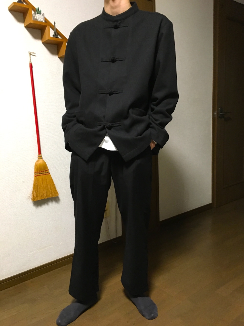 ブラック系のシャツ/ブラウス、ホワイト系のTシャツ/カットソー、ブラック系のスラックスを着用したメンズの秋コーディネートの1枚目の写真