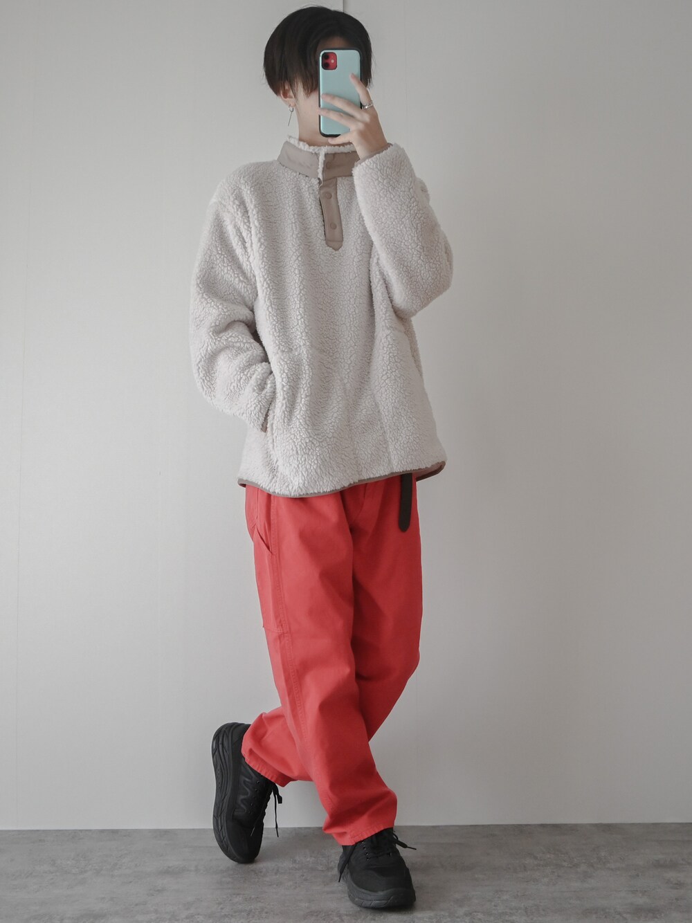 「未来のWEARISTAプロジェクト、カラーパンツ、UNIQLO、プチプラ、プチプラコーデ、ワイドパンツ、ペインターパンツ、EDWIN、厚底シューズ、厚底スニーカー、休日スタイル、休日コーデ、大学生、クリスマス」｜「UNIQLOのフリースオーバーサイズプルオーバー（ジャケット/アウター、ホワイト系）」を使った、まささん（メンズ・178cm）の冬コーディネートの1枚目の写真