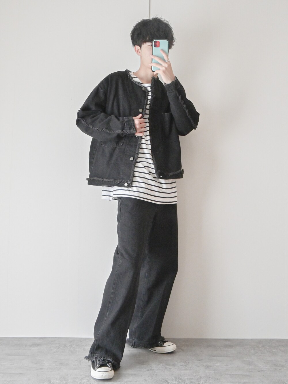 「セットアップ、デニム、デニムパンツ、デニムジャケット、ボーダー、ボーダートップス、大学生、converse、モノトーン、休日スタイル、モノトーンコーデ、春アウター、春コーデ、レイヤードスタイル、ビッグシルエット」｜「EDWINの【ZOZO限定】　Nocty×EDWINコラボ　デニムフリンジジャケット（デニムジャケット、ブラック系）」を使った、まささん（メンズ・178cm）の春コーディネートの1枚目の写真