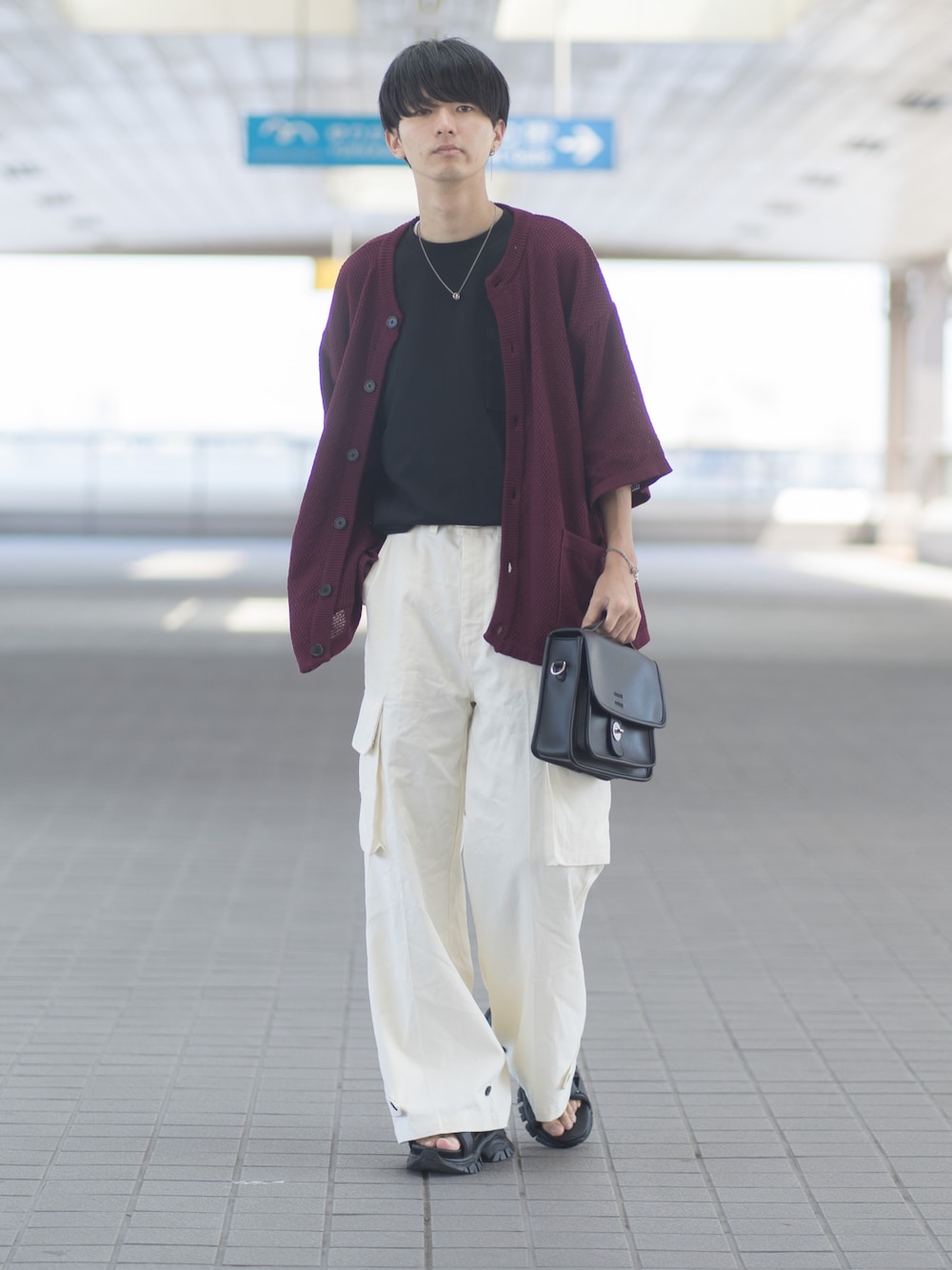 「レイヤードスタイル、ビッグシルエット、カーゴパンツ、ワイドパンツ、きれいめカジュアル、シンプルコーデ、大学生、タックイン、カーディガン、サマーニット、ミニバッグ、休日スタイル、お出かけコーデ、休日コーデ、プチプラ」｜「ETELIOのビッグシルエット鹿の子編み5分袖サマーカーディガン（カーディガン/ボレロ、レッド系）」を使った、まささん（メンズ・178cm）の夏コーディネートの1枚目の写真