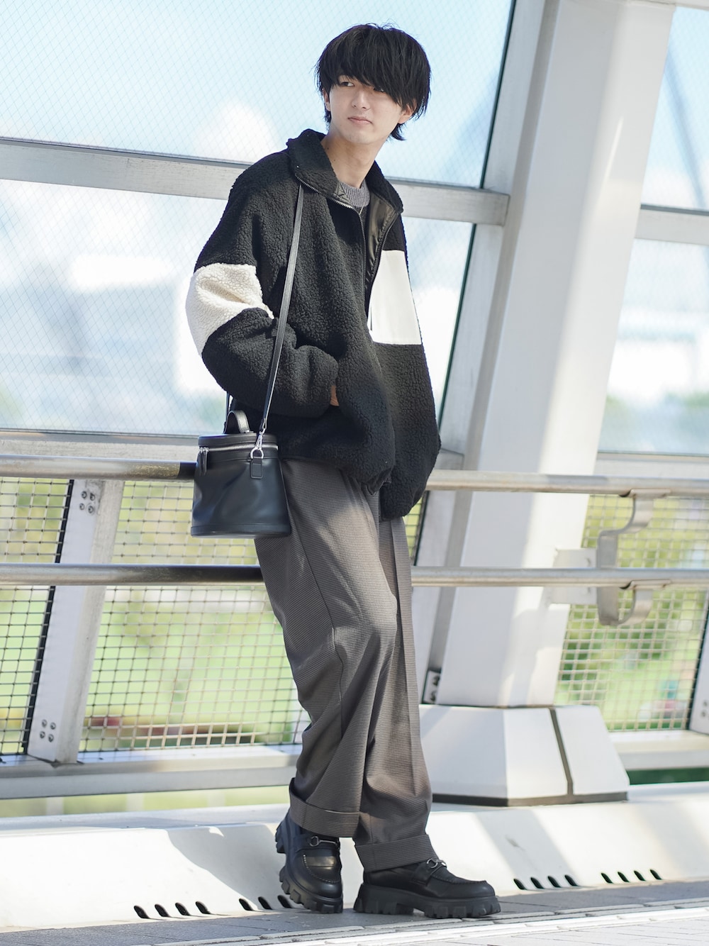 「ファッションを楽しもう、WEARyouthコーデ、ショルダーバッグ、ボア、ボアジャケット、スラックス、クリスマスに着たい服、モノトーン、モノトーンコーデ、ローファー、厚底シューズ、マイベストコーデ2023、ETELIO、ビッグシルエット、きれいめカジュアル」｜「ETELIOのルーズシルエットモールヤーンクルーネックニット（ニット/セーター、ブラック系）」を使った、まささん（メンズ・178cm）の秋コーディネートの1枚目の写真