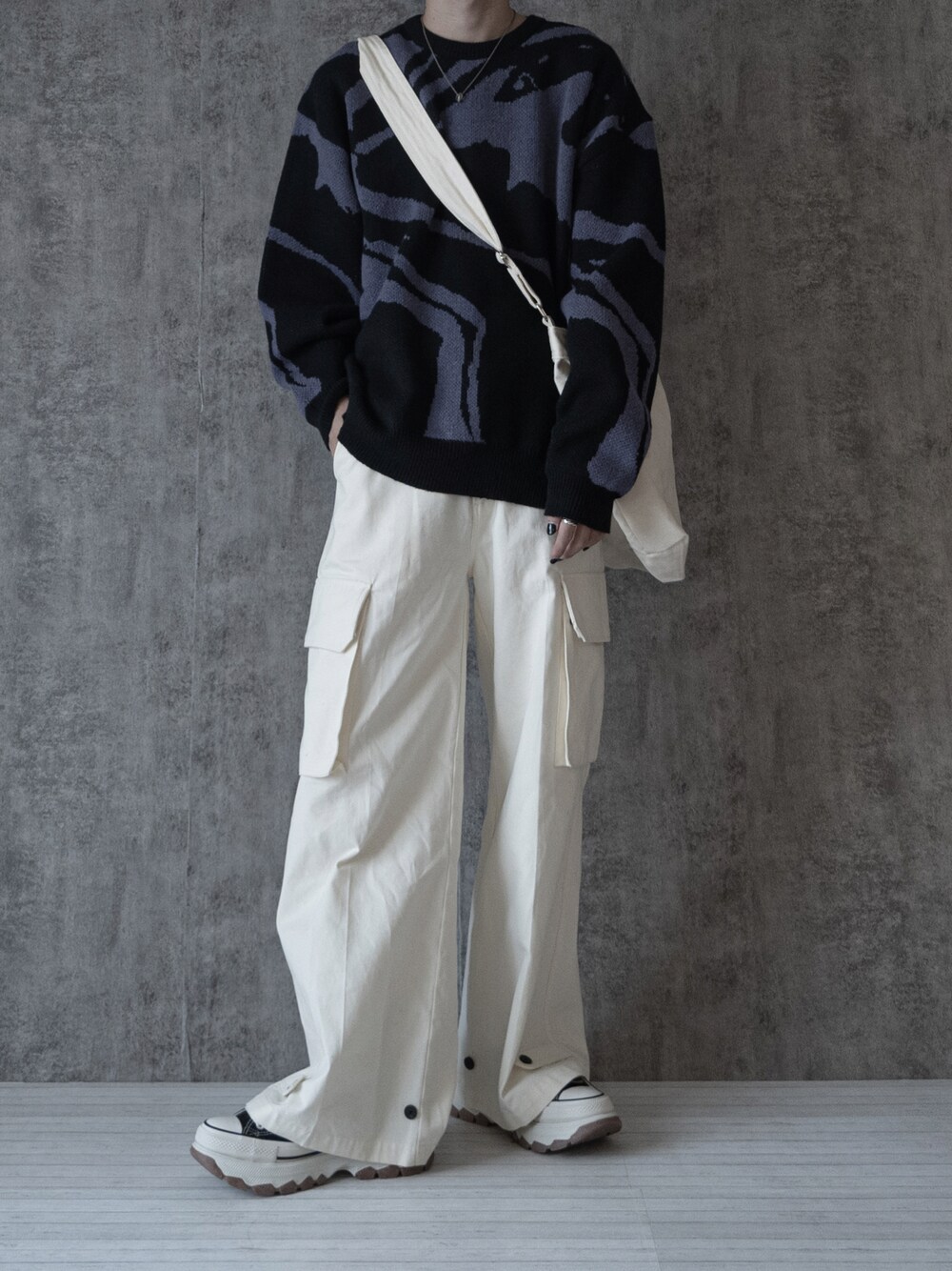 「ニット、柄ニット、シンプルコーデ、ビッグシルエット、カーゴパンツ、白パンツ、厚底シューズ、厚底スニーカー、スニーカー、ショルダーバッグ、秋冬コーデ、ハロウィン、ワイドパンツ、ゆるコーデ、大学生」｜「NILWAYのアソート総柄クルーネックジャガードニット（ニット/セーター、ブラック系）」を使った、まささん（メンズ・178cm）の秋コーディネートの1枚目の写真