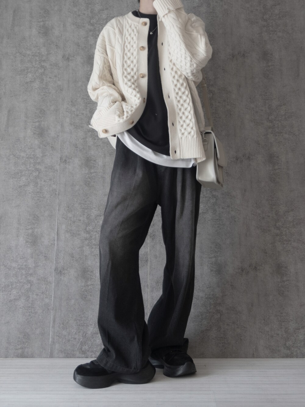 「ファッションを楽しもう、WEARyouthコーデ、デニム、デニムパンツ、カーディガン、ケーブルニット、クルーネックカーディガン、モノトーン、モノトーンコーデ、シンプルスタイル、きれいめカジュアル、ビッグシルエット、大学生、ハロウィン、ワイドパンツ」｜「RAGEBLUEの【まさコラボアイテム】ケーブルニット/クルーネックカーディガン（カーディガン/ボレロ、ホワイト系）」を使った、まささん（メンズ・178cm）の秋コーディネートの1枚目の写真