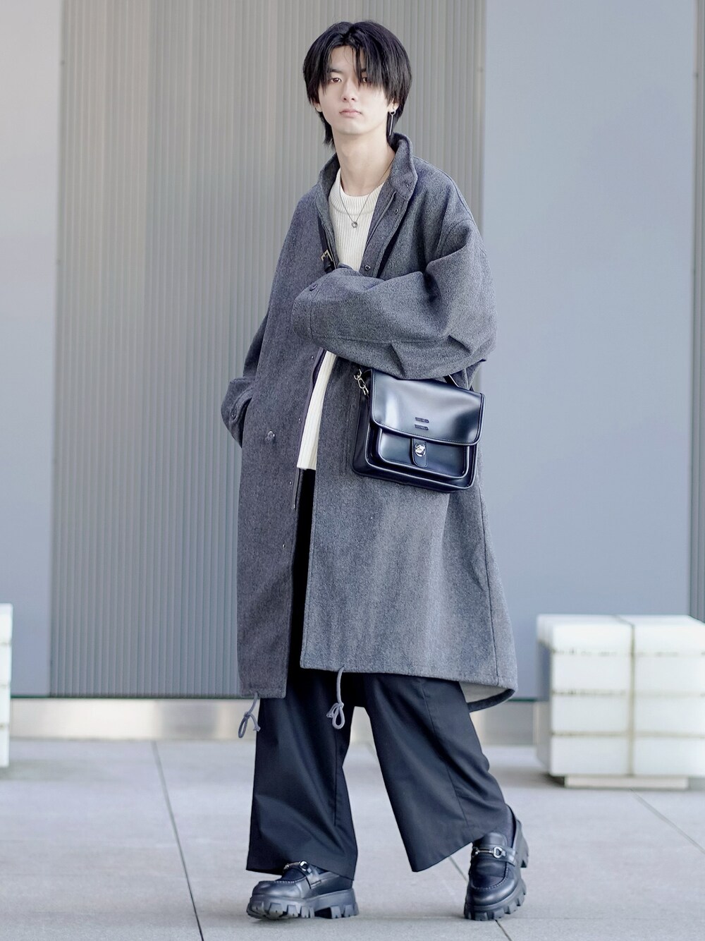 「モッズコート、ニット、ショルダーバッグ、ワイドパンツ、ローファー、ロングコート、クリスマスに着たい服、厚底シューズ、大学生、レイヤードスタイル、ETELIO、プチプラ、プチプラコーデ、ビッグシルエット、モノトーン」｜「ETELIOのビッグシルエットメルトンM-65ロングモッズコート（モッズコート、ブラック系）」を使った、まささん（メンズ・178cm）の冬コーディネートの1枚目の写真