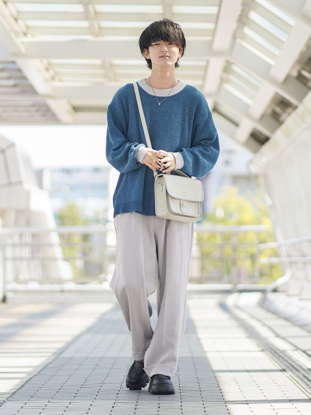 「秋服まるっと大公開、モールニット、ロールアップ、スラックス、ローファー、配色ニット、ショルダーバッグ、スクエアバッグ、秋服準備はじめました、秋コーデ、厚底シューズ、休日スタイル、ワイドパンツ、シンプルコーデ、ETELIO」｜「ETELIOのルーズシルエットモールヤーンクルーネックニット（ニット/セーター、ブルー系）」を使った、まささん（メンズ・178cm）の秋コーディネートの1枚目の写真