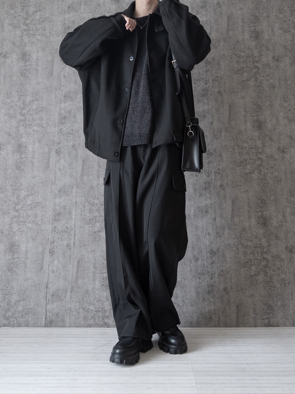 「ファッションを楽しもう、WEARyouthコーデ、冬コーデ、オールブラック、ニット、ETELIO、ワイドパンツ、カーゴパンツ、ビッグシルエット、プチプラ、プチプラコーデ、休日スタイル、モノトーン、モノトーンコーデ、ショルダーバッグ」｜「ETELIOの2wayビッグシルエットメルトンショートブルゾン（ブルゾン、ブラック系）」を使った、まささん（メンズ・178cm）の秋コーディネートの1枚目の写真