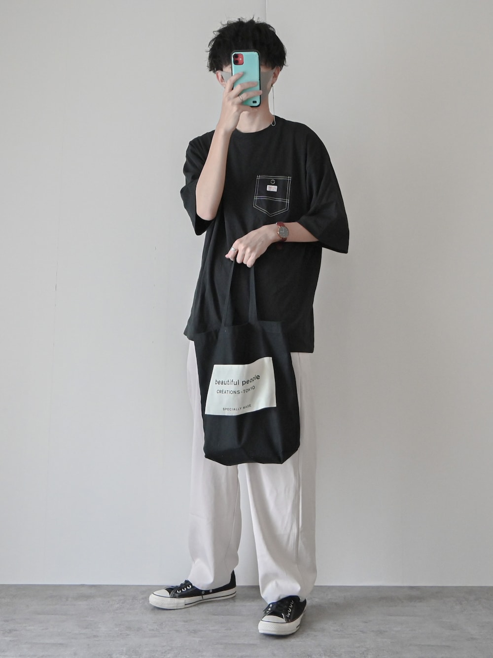 「モノトーン、モノトーンコーデ、白パンツ、コンバース、converse、ビックシルエット、ゆるコーデ、大学生、スニーカーコーデ、トートバッグ、きれいめカジュアル、シンプル、シンプルコーデ、プチプラ、プチプラコーデ」｜「SMITH'SのSMITH'S(スミス)別注ポケットTシャツ（Tシャツ/カットソー、ブラック系）」を使った、まささん（メンズ・178cm）の夏コーディネートの1枚目の写真