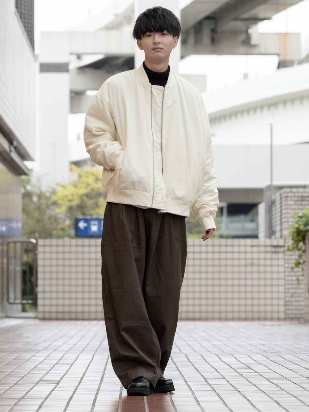「秋コーデ、ビッグシルエット、オーバーサイズ、ワイドパンツ、ブラウン、チノパン、厚底シューズ、ローファー、MA-1、タートルネック、レイヤードスタイル、休日スタイル、大学生、ゆるコーデ、きれいめカジュアル」｜「GLOSTERの【GLOSTER/グロスター】MA-1 FLIGHT JACKET フライトジャケット ミリタリー（ブルゾン、ホワイト系）」を使った、まささん（メンズ・178cm）の秋コーディネートの1枚目の写真
