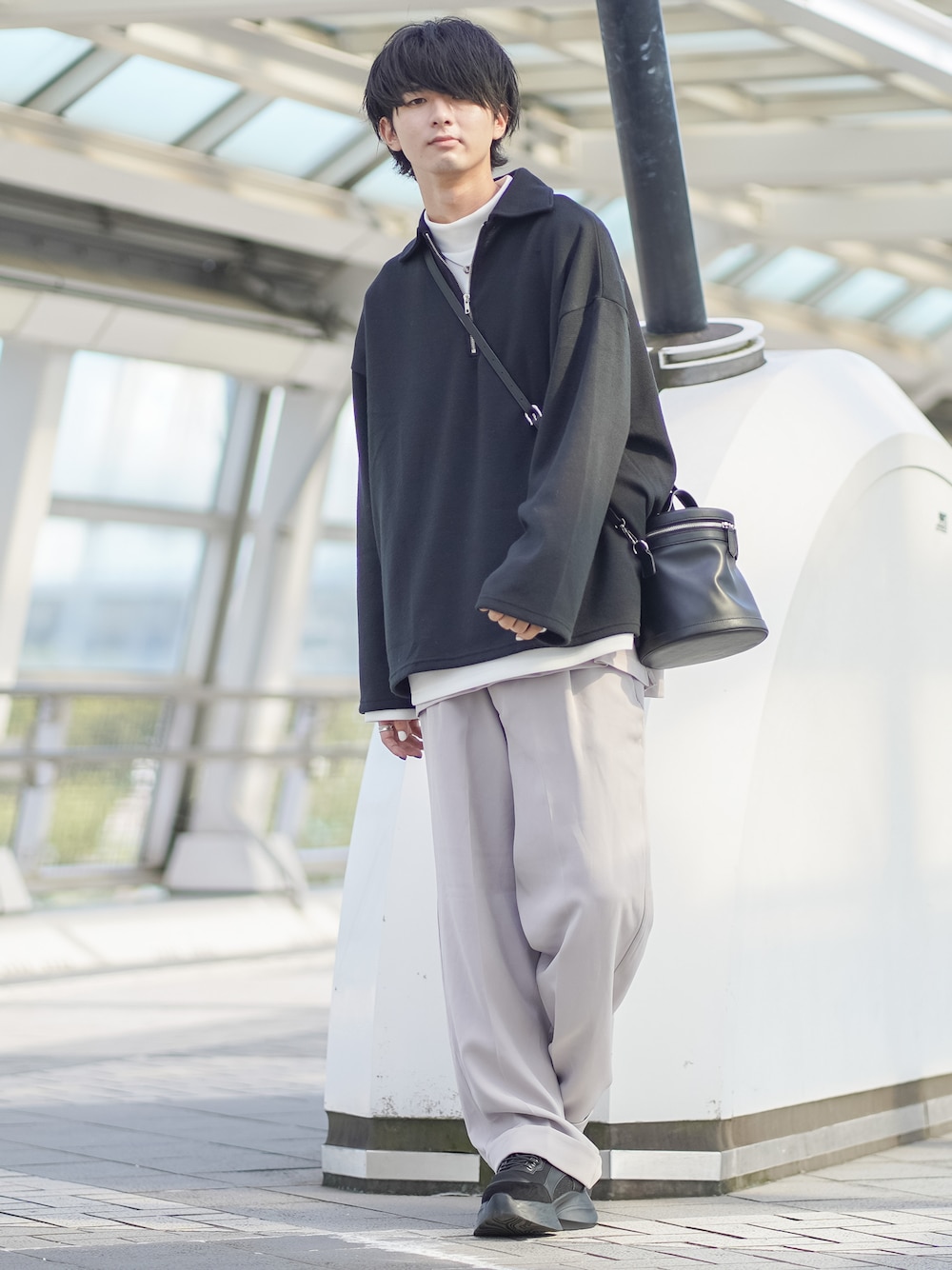 「モノトーン、モノトーンコーデ、ロールアップ、ワイドパンツ、スラックス、レイヤードスタイル、ハーフジップ、秋服準備はじめました、WEARyouthコーデ、バニティバッグ、モックネック、秋コーデ、ビッグシルエット、大学生、ETELIO」｜「ETELIOの12ゲージミラノリブハーフジップニット（ニット/セーター、ブラック系）」を使った、まささん（メンズ・178cm）の秋コーディネートの1枚目の写真