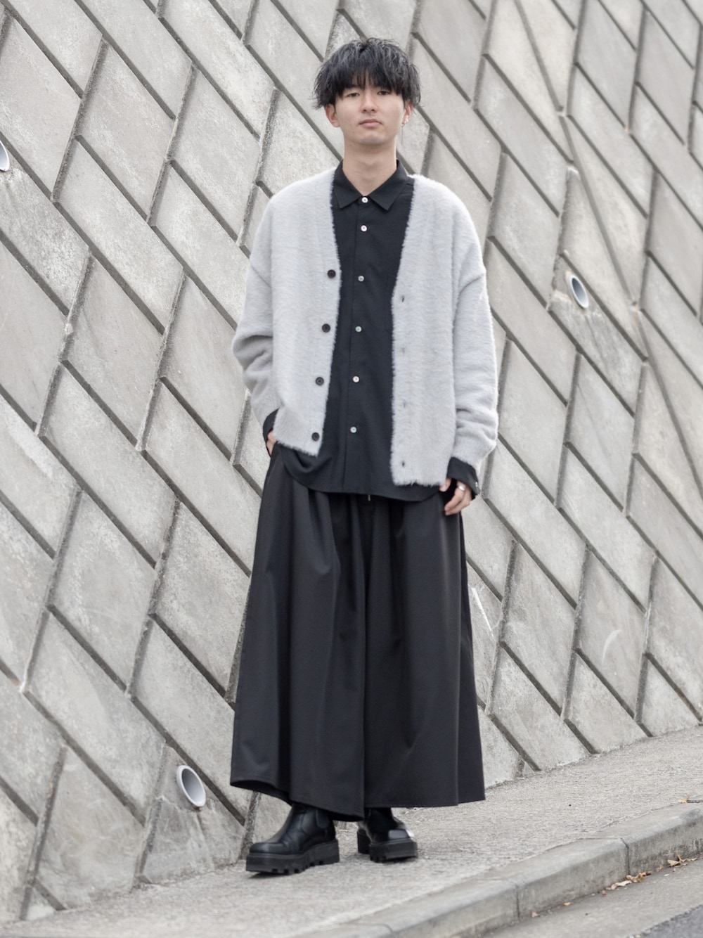 「カーディガン、シャギーニット、ワイドパンツ、レイヤードスタイル、シャツスタイル、モノトーン、モノトーンコーデ、厚底シューズ、サイドゴアブーツ、休日スタイル、休日コーデ、プチプラ、プチプラコーデ、ビッグシルエット、大学生」｜「JUNREDのシャギーニットルーズカーディガン（カーディガン/ボレロ、グレー系）」を使った、まささん（メンズ・178cm）の冬コーディネートの1枚目の写真