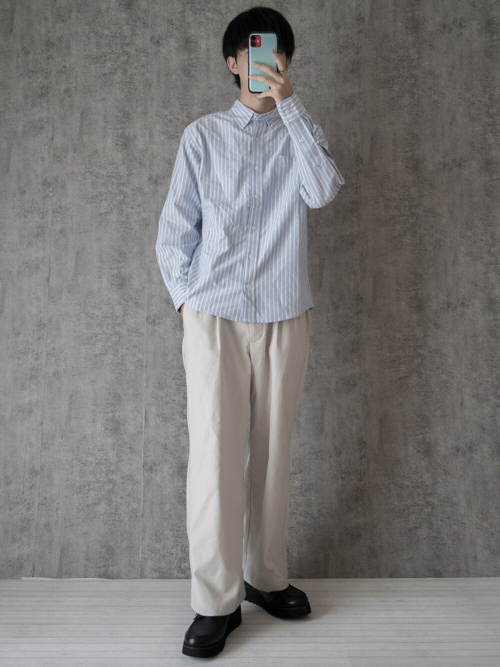 「白パンツ、ワイドパンツ、厚底シューズ、ローファー、秋コーデ、ストライプ、ストライプシャツ、シャツスタイル、大学生、プチプラ、秋服準備はじめました、キレイめ、休日スタイル、休日コーデ、ビッグシルエット」｜「URBAN RESEARCH Sonny Labelの『一部WEB限定サイズ』『抗菌/防臭』オックスボタンダウンシャツ（シャツ/ブラウス、ブルー系）」を使った、まささん（メンズ・178cm）の秋コーディネートの1枚目の写真