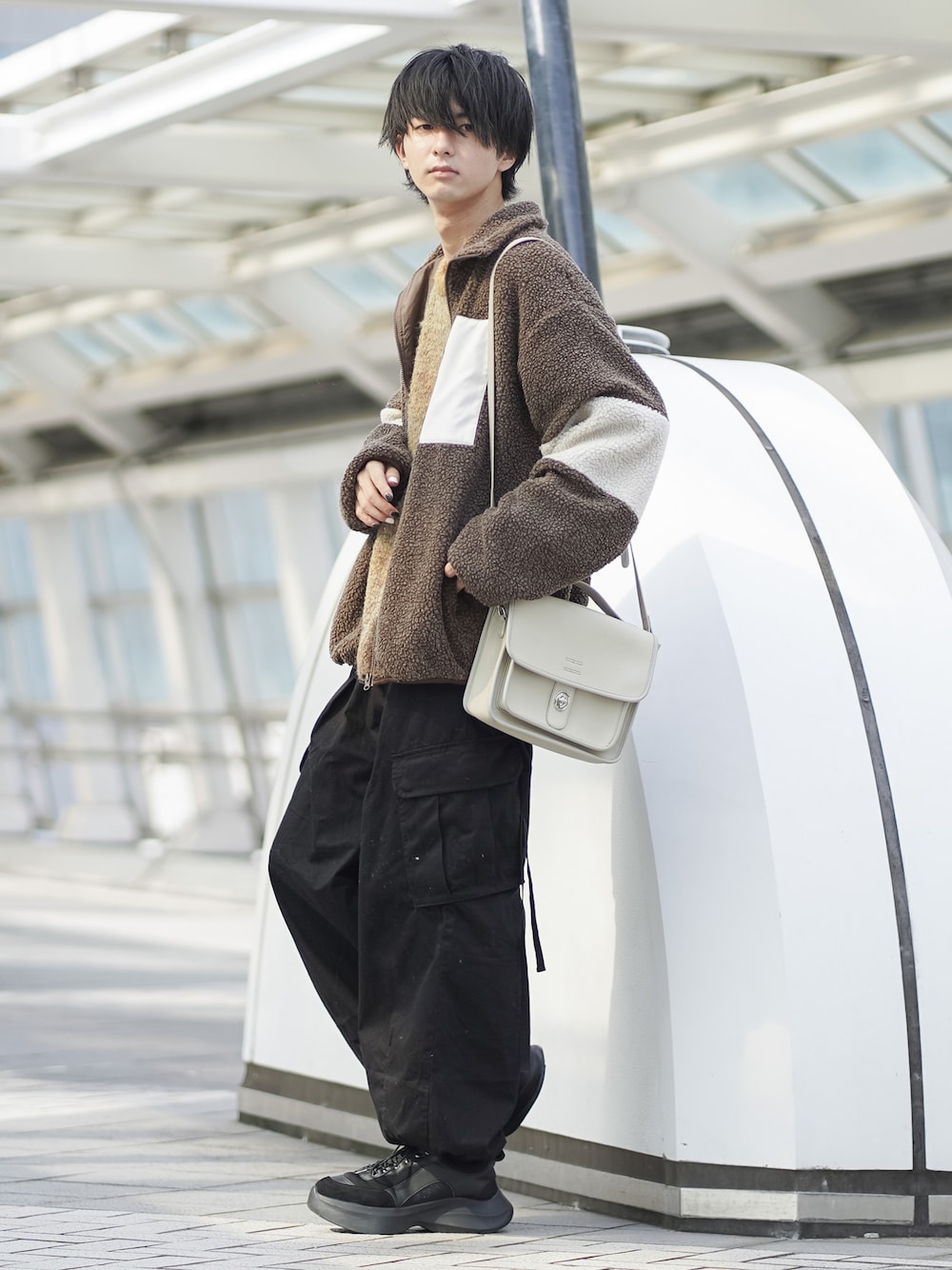 「秋服まるっと大公開、カーゴパンツ、ワイドパンツ、グラデーション、グラデーションニット、ボアジャケット、ボア、ショルダーバッグ、ETELIO、RAGEBLUE、休日コーデ、休日スタイル、秋コーデ、秋服準備はじめました、厚底シューズ」｜「DEVICEの★新色追加★【WEARISTA こーせ ×DEVICE コラボ】Rename フロントバックル 横型ショルダーバッグ（ショルダーバッグ、ホワイト系）」を使った、まささん（メンズ・178cm）の秋コーディネートの1枚目の写真