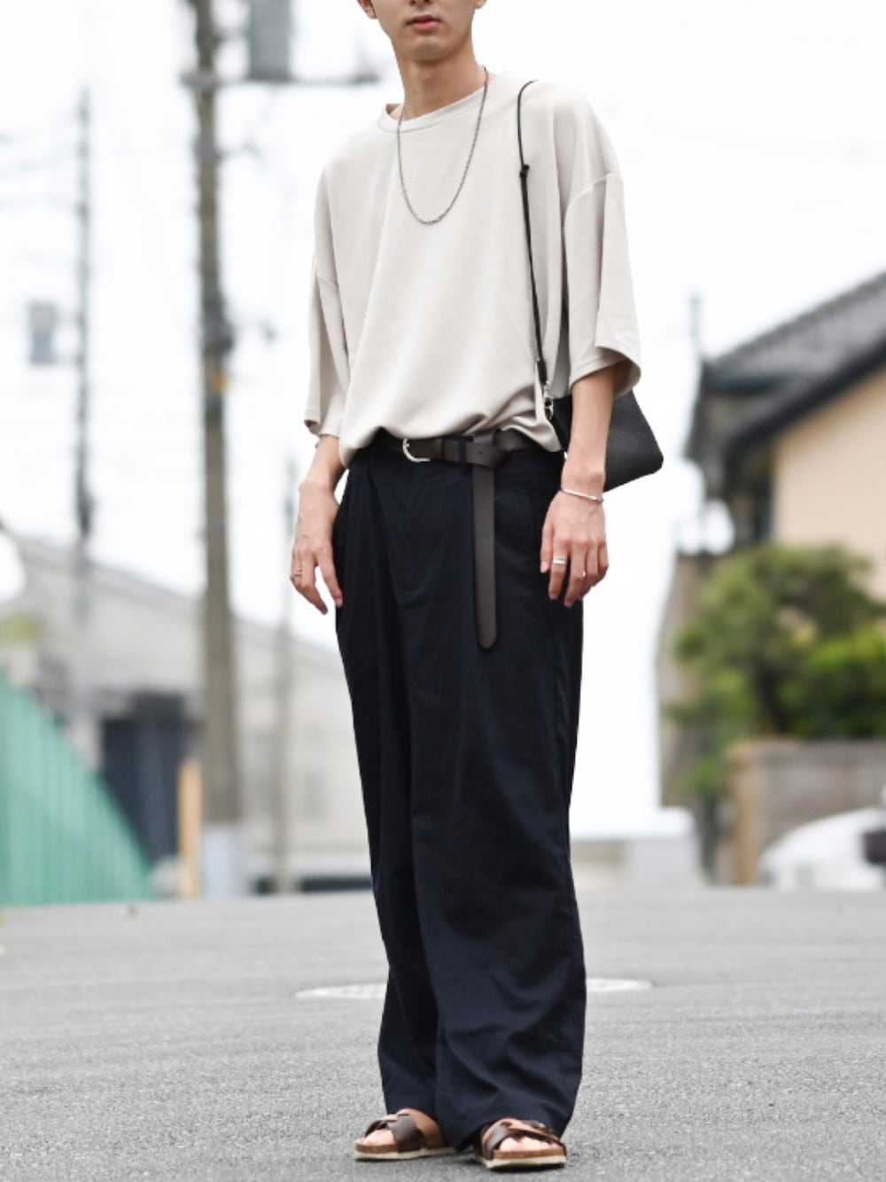 「シンプルコーデ、ラフ、ワンマイルウェア、ミニバッグ、サンダル、スラックス、ワイドパンツ、夏だ！Tシャツ着よう！、無地T、タックイン」｜「LILLのサイドスリットハイポンチビッグシルエット5分袖ドレープカットソー（Tシャツ/カットソー、グレー系）」を使った、まささん（メンズ・178cm）の夏コーディネートの1枚目の写真