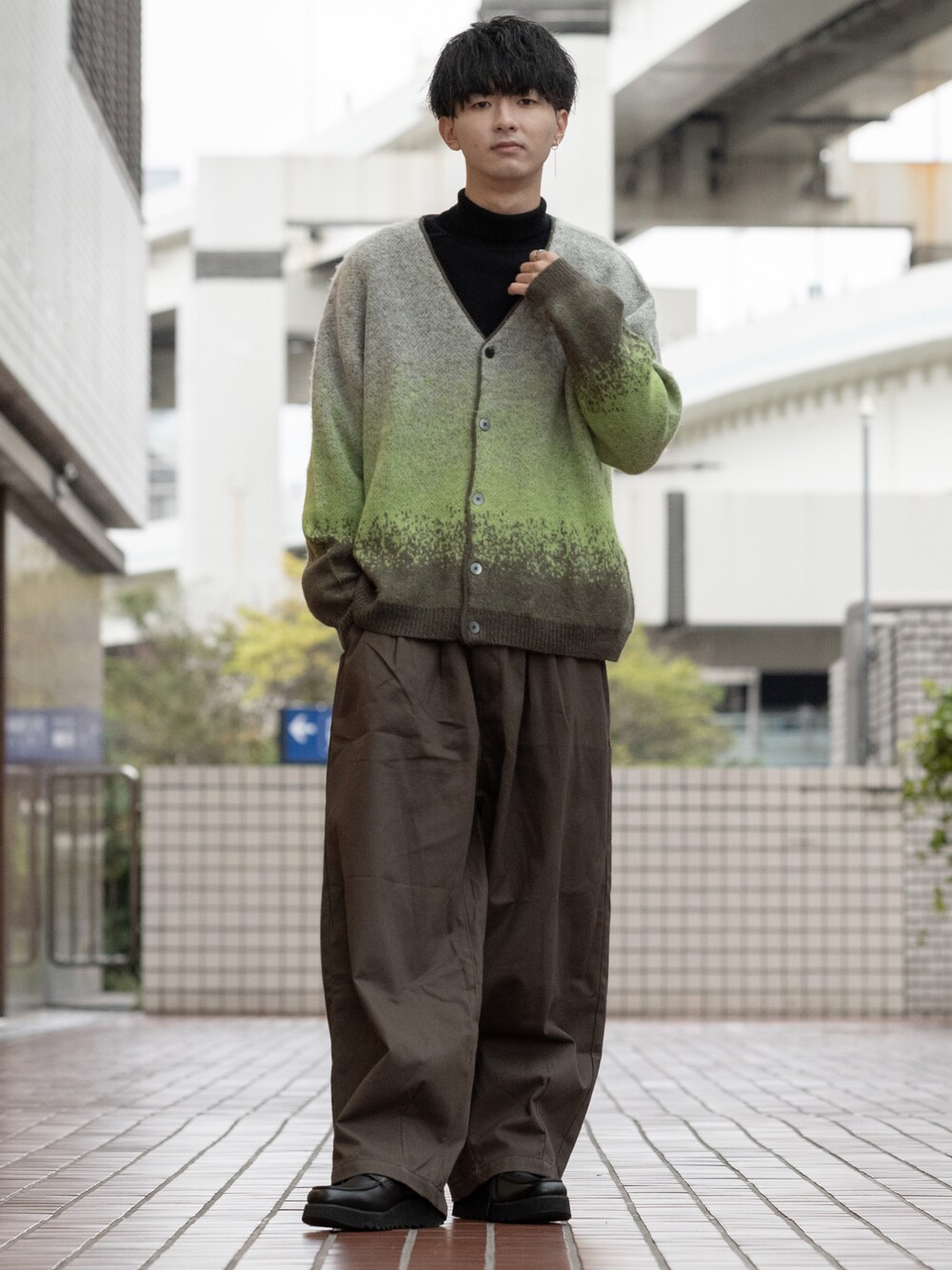 「秋ルック紹介するよ、秋コーデ、チノパン、チノパンツ、ワイドパンツ、ブラウン、ローファー、厚底シューズ、レイヤードスタイル、カーディガン、バイカラー、グラデーション、大学生、タートルネック、ビッグシルエット」｜「GLOSTERの【GLOSTER/グロスター】モヘヤミックスカーディガン グラデーション/レオパード/フラッグチェック/アーガイル（カーディガン/ボレロ、グリーン系）」を使った、まささん（メンズ・178cm）の秋コーディネートの1枚目の写真