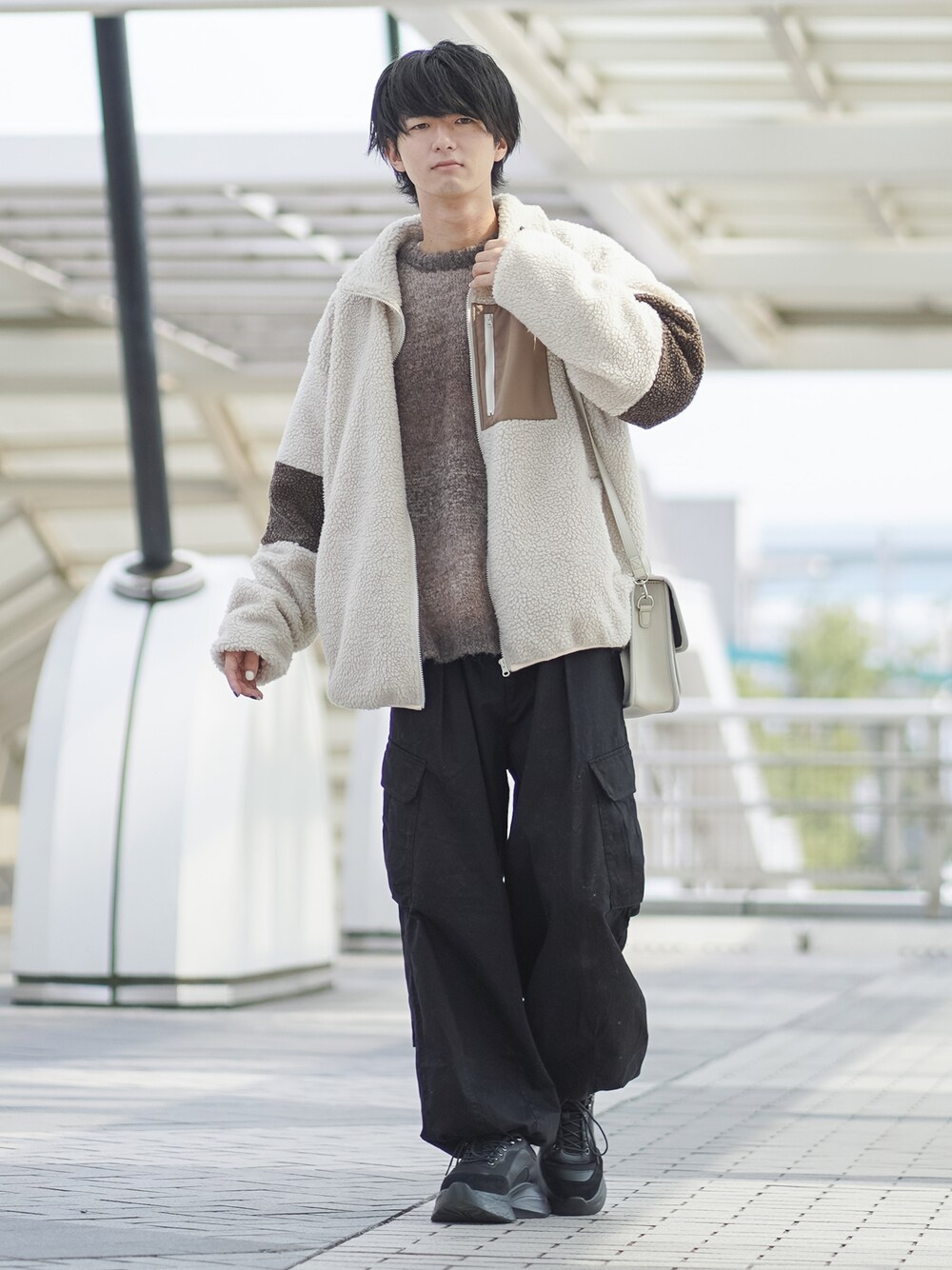 「グラデーション、グラデーションニット、ビッグシルエット、カーゴパンツ、厚底シューズ、スニーカーコーデ、ボア、ボアジャケット、レイヤードスタイル、お出かけコーデ、ゆるコーデ、大学生、プチプラ、プチプラコーデ、冬アウター」｜「RAGEBLUEのウェザークロス/ワイドストレート/タックカーゴパンツ（カーゴパンツ、ブラック系）」を使った、まささん（メンズ・178cm）の冬コーディネートの1枚目の写真