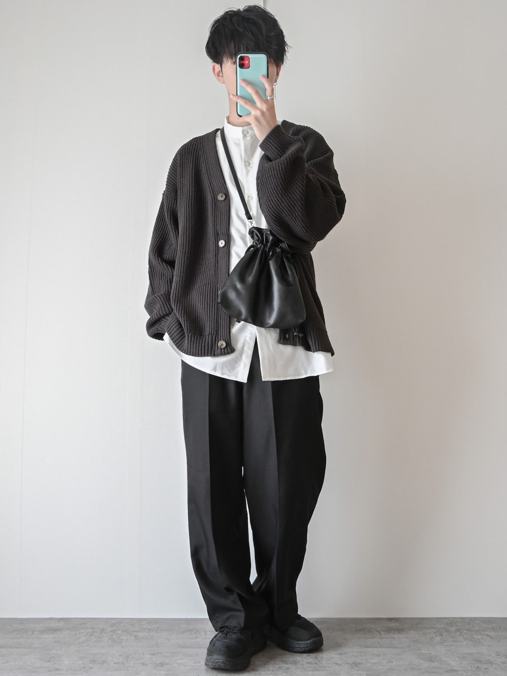 「カーディガン、チャコールグレー、バンドカラーシャツ、白シャツ、シャツスタイル、ワイドパンツ、きれいめカジュアル、大学生、厚底スニーカー、厚底シューズ、ミニバッグ、巾着バッグ、レザー、レイヤードスタイル、オーバーサイズ」｜「ASTRONOMYの畔編みルーズシルエットカーディガン（カーディガン/ボレロ、グレー系）」を使った、まささん（メンズ・178cm）の冬コーディネートの1枚目の写真