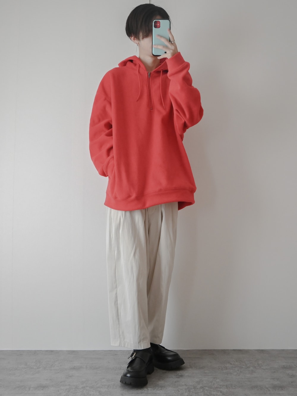 「ハーフジップ、紅白コーデ、ワイドパンツ、白パンツ、プチプラ、プチプラコーデ、ローファー、革靴、厚底シューズ、ビッグシルエット、オーバーサイズ、大学生、休日スタイル、休日コーデ、ゆるコーデ」｜「Perushuのオーバーサイズフリースパーカー（パーカー、レッド系）」を使った、まささん（メンズ・178cm）の冬コーディネートの1枚目の写真