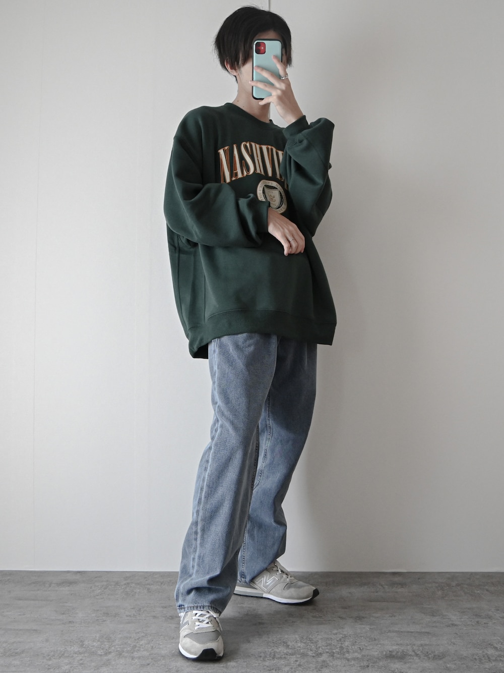 「デニム、ビッグシルエット、グリーン、ストリート、大学生、オーバーサイズ、休日スタイル、デニムパンツ、ロゴスウェット、ラフ、休日コーデ、カレッジスウェット、ストリートMIX、未来のWEARISTAプロジェクト、スニーカーコーデ」｜「re_k by JUNREDの【Web限定】バルーンスリーブBIGスウェット（スウェット、グリーン系）」を使った、まささん（メンズ・178cm）の秋コーディネートの1枚目の写真