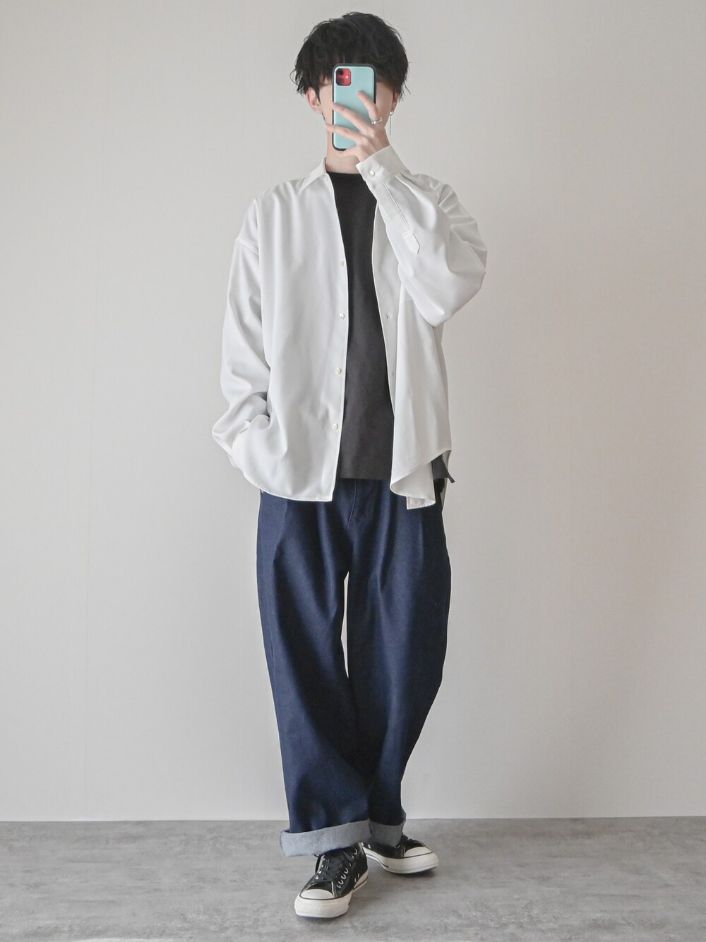 「春服みてみて、レイヤードスタイル、シャツスタイル、シャツアウター、デニム、デニムパンツ、ロールアップ、大学生、春アウター、春コーデ、シンプルコーデ、休日スタイル、ロンT、ワイドパンツ、春カラー」｜「RUUBONの【RUUBON】rustic long sleeve Tee / ラスティック ロングスリーブTシャツ（Tシャツ/カットソー、グレー系）」を使った、まささん（メンズ・178cm）の春コーディネートの1枚目の写真