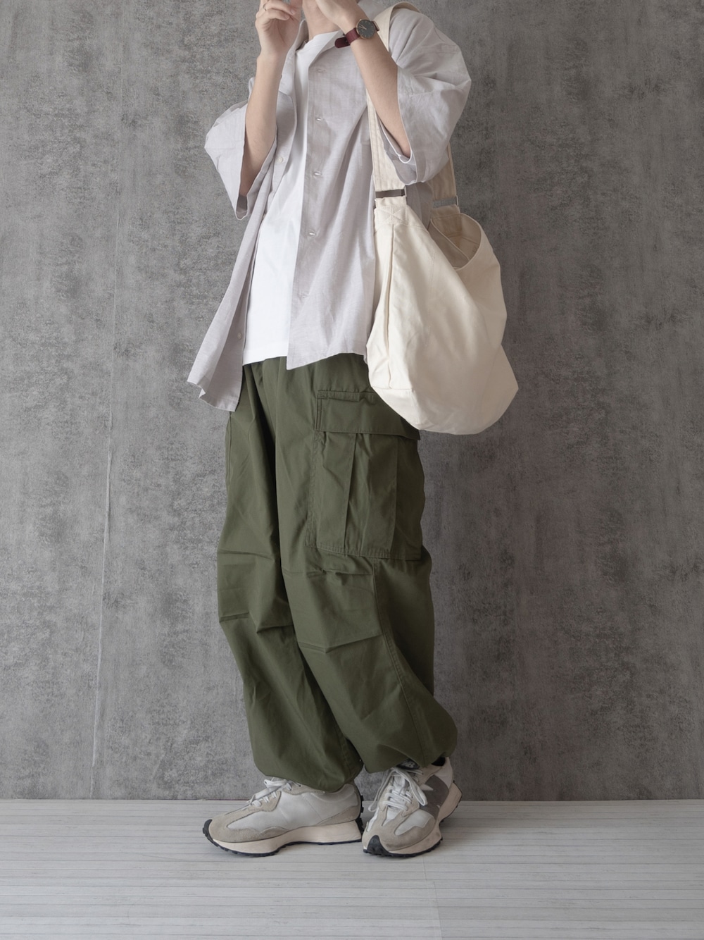 「RUUBONの【RUUBON】canvas big shoulder bag / キャンバス ビッグ ショルダーバッグ（ショルダーバッグ、ベージュ系）」を使った、まささん（メンズ・178cm）の春コーディネートの1枚目の写真