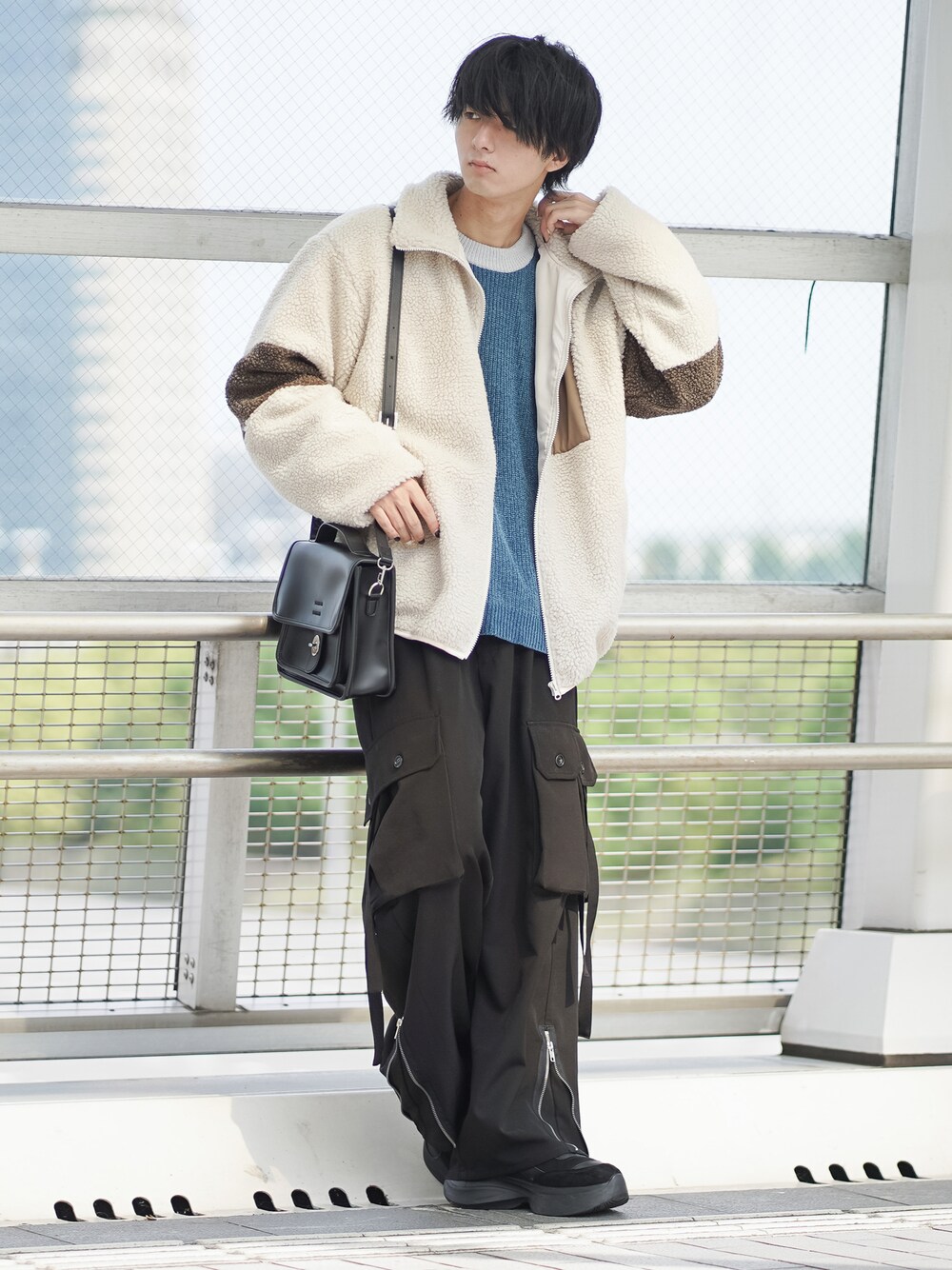「ファッションを楽しもう、WEARyouthコーデ、ボア、ボアジャケット、レイヤードスタイル、ニット、ビッグシルエット、カーゴパンツ、ワイドパンツ、厚底シューズ、スニーカー、ETELIO、プチプラ、プチプラコーデ、ショルダーバッグ」｜「ETELIOのルーズシルエットモールヤーンクルーネックニット（ニット/セーター、ブルー系）」を使った、まささん（メンズ・178cm）の秋コーディネートの1枚目の写真