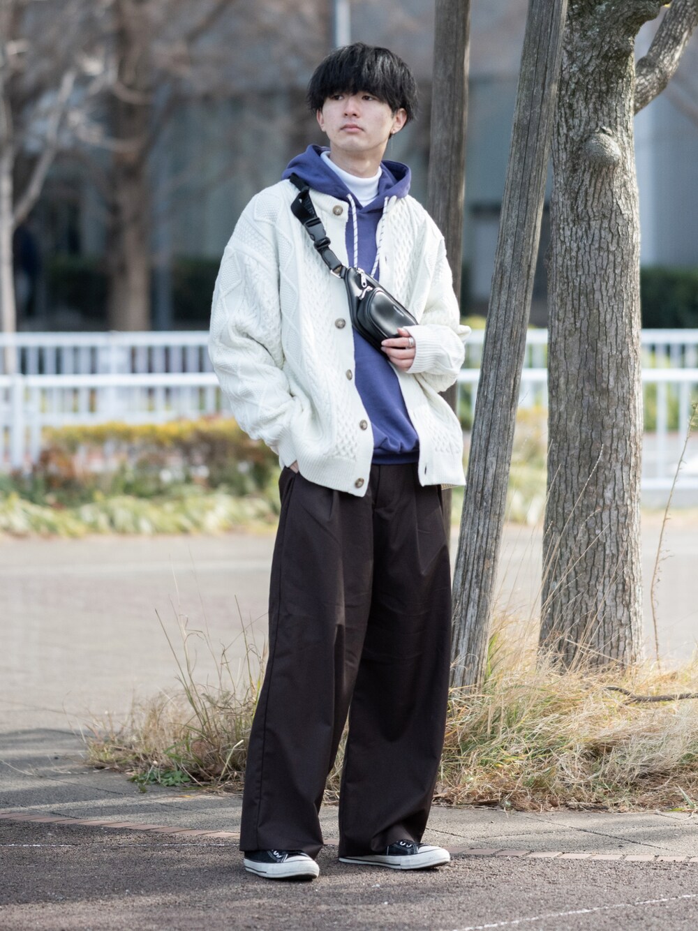 「カーディガン、パーカー、レイヤードスタイル、パープル、ビッグシルエット、オーバーサイズ、ワイドパンツ、タートルネック、大学生、プチプラ、プチプラコーデ、ボディバッグ、GU、休日コーデ、休日スタイル」｜「ADAMASTEのオーバーサイズカラーパーカー（パーカー、パープル系）」を使った、まささん（メンズ・178cm）の冬コーディネートの1枚目の写真