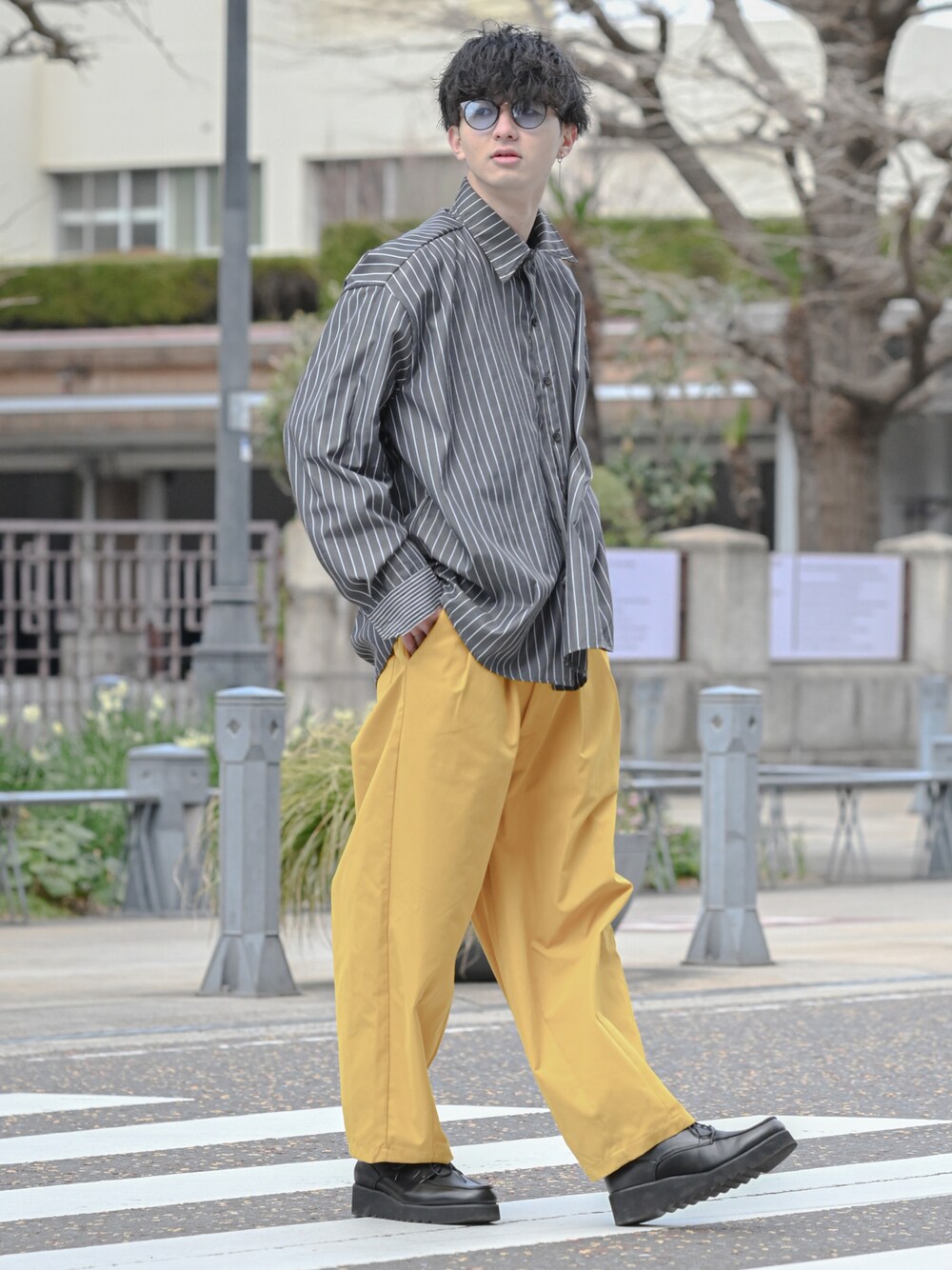 「ストライプ、ストライプシャツ、カラーパンツ、ワイドパンツ、バルーンパンツ、ローファー、革靴、厚底シューズ、大学生、RAGEBLUE、メガネ男子、サングラス、シャツスタイル、ビッグシルエット、プチプラ」｜「CREARE -LINO-の【2021春夏】オーバーサイズ ストライプ シャツ<ユニセックス>（シャツ/ブラウス、ブラック系）」を使った、まささん（メンズ・178cm）の春コーディネートの1枚目の写真