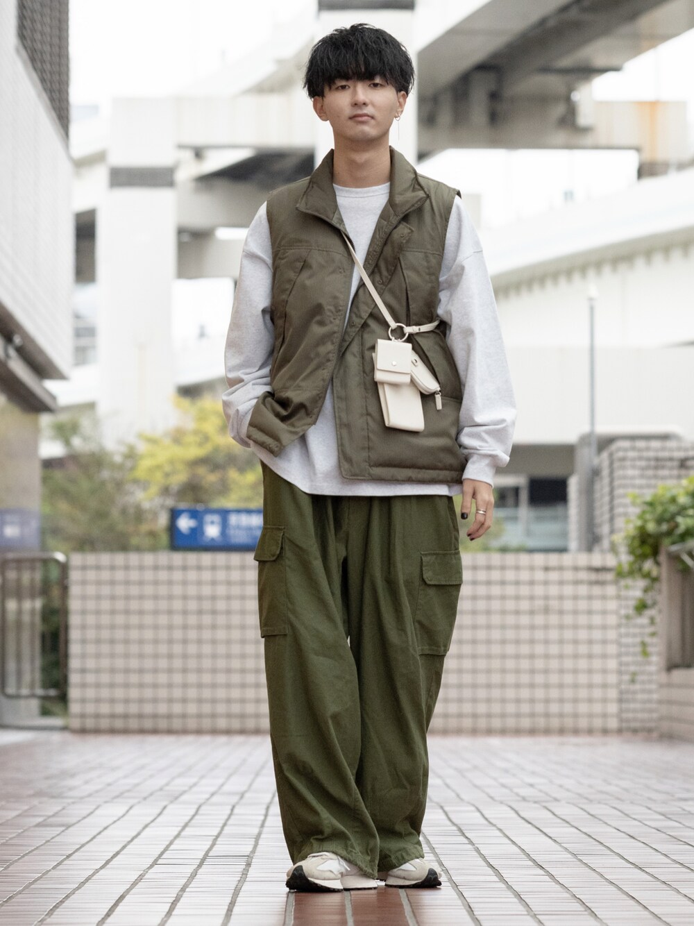 「秋ルック紹介するよ、秋コーデ、New Balance、厚底シューズ、カーゴパンツ、カーキ、ベスト、アウトドアスタイル、ビッグシルエット、ワイドパンツ、大学生、レイヤードスタイル、ゆるコーデ、ミニバッグ、オーバーサイズ」｜「RAGEBLUEの【SIGNAL SPORTS】テンジクヘビーウェイト/ビッグロンT（Tシャツ/カットソー、ホワイト系）」を使った、まささん（メンズ・178cm）の秋コーディネートの1枚目の写真