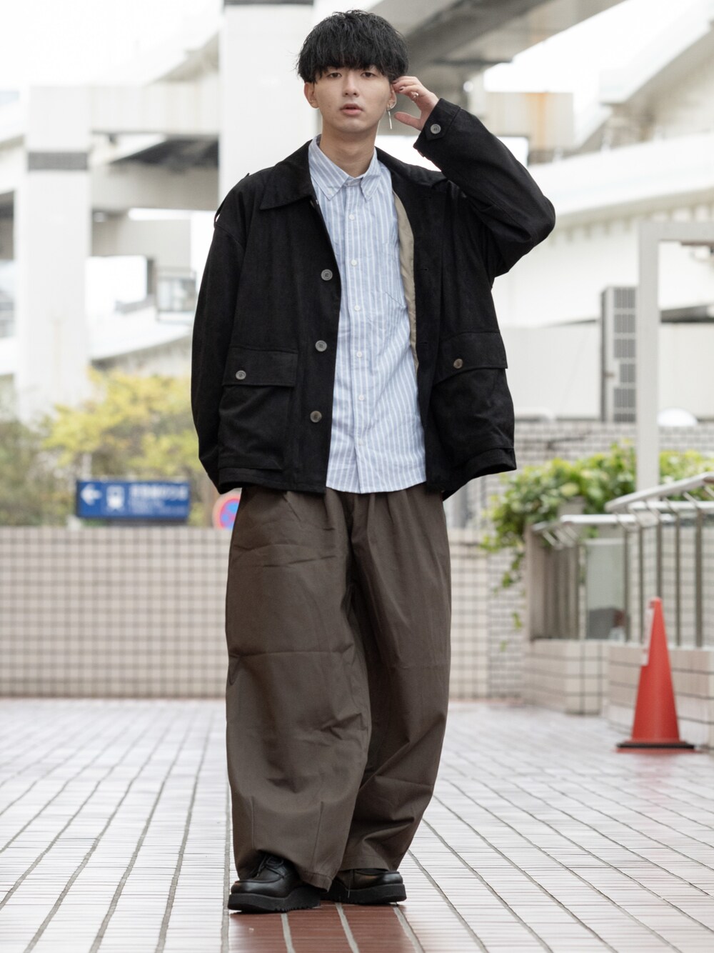 「秋ルック紹介するよ、秋コーデ、ストライプ、ストライプシャツ、ワイドパンツ、チノパン、厚底シューズ、チノパンツ、ローファー、レイヤードスタイル、大学生、ビッグシルエット、きれいめカジュアル、ブラウン、オーバーサイズ」｜「CASPER JOHNのM-47 field jacket/M-47フィールドジャケット（ミリタリージャケット、ブラック系）」を使った、まささん（メンズ・178cm）の秋コーディネートの1枚目の写真
