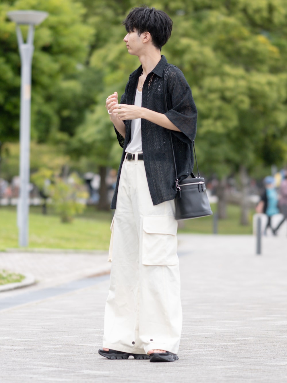 ブラック系のシャツ/ブラウス、ホワイト系のタンクトップ、ホワイト系のパンツを着用したメンズの夏コーディネートの1枚目の写真