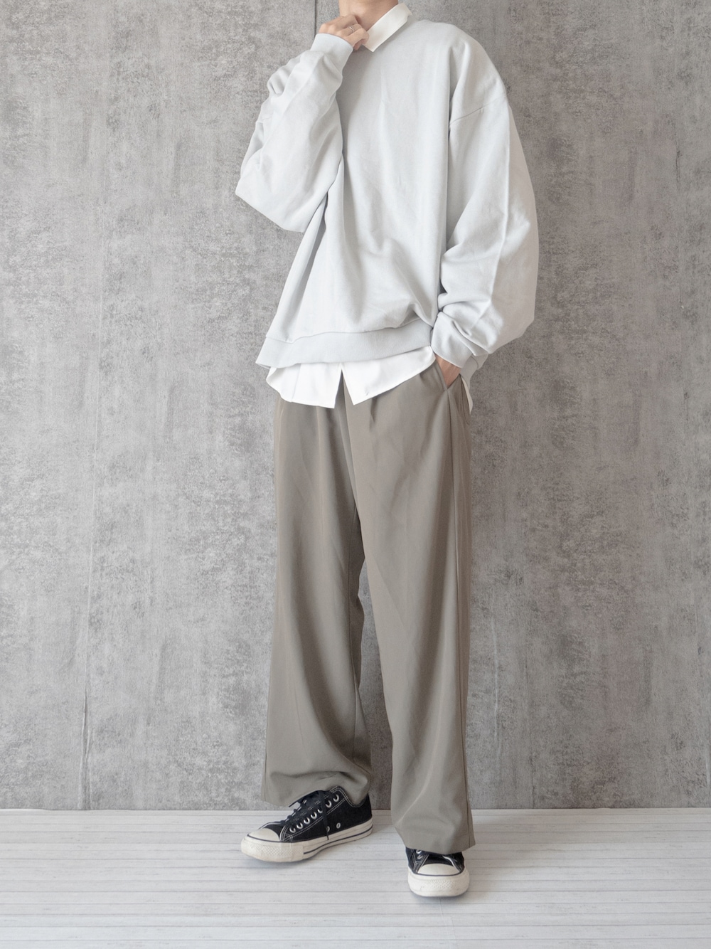 「RUUBON、ルーボン、スウェット、ビッグシルエット、オーバーサイズ、ゆるコーデ、イージーパンツ、converse、大学生、リラックススタイル、休日スタイル、休日コーデ、プチプラ、プチプラコーデ、レイヤードスタイル」｜「RUUBONの【RUUBON】wide crew neck sweat / ワイドクルーネックスウェット（スウェット、グレー系）」を使った、まささん（メンズ・178cm）の秋コーディネートの1枚目の写真