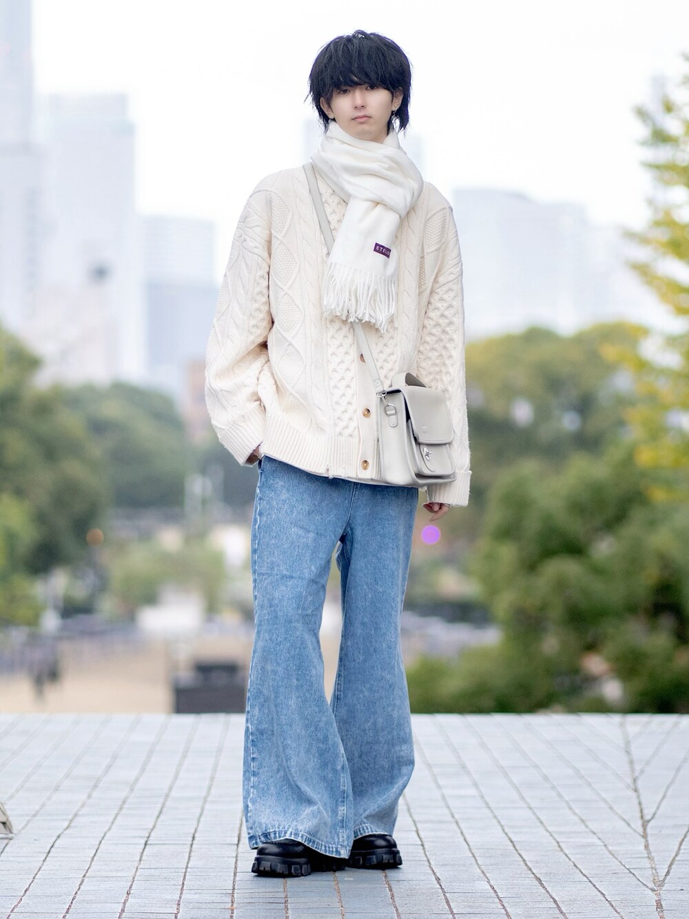 「新星WEARISTAにエントリー、WEARyouthコーデ、デニム、デニムパンツ、フレアパンツ、クリスマスに着たい服、ホワイトコーデ、マフラーぐるぐる、ビッグシルエット、ローファー、シンプルコーデ、お出かけコーデ、カーディガン、マイベストコーデ2023、淡色コーデ」｜「RAGEBLUEの【まさコラボアイテム】ケーブルニット/クルーネックカーディガン（カーディガン/ボレロ、ホワイト系）」を使った、まささん（メンズ・178cm）の冬コーディネートの1枚目の写真