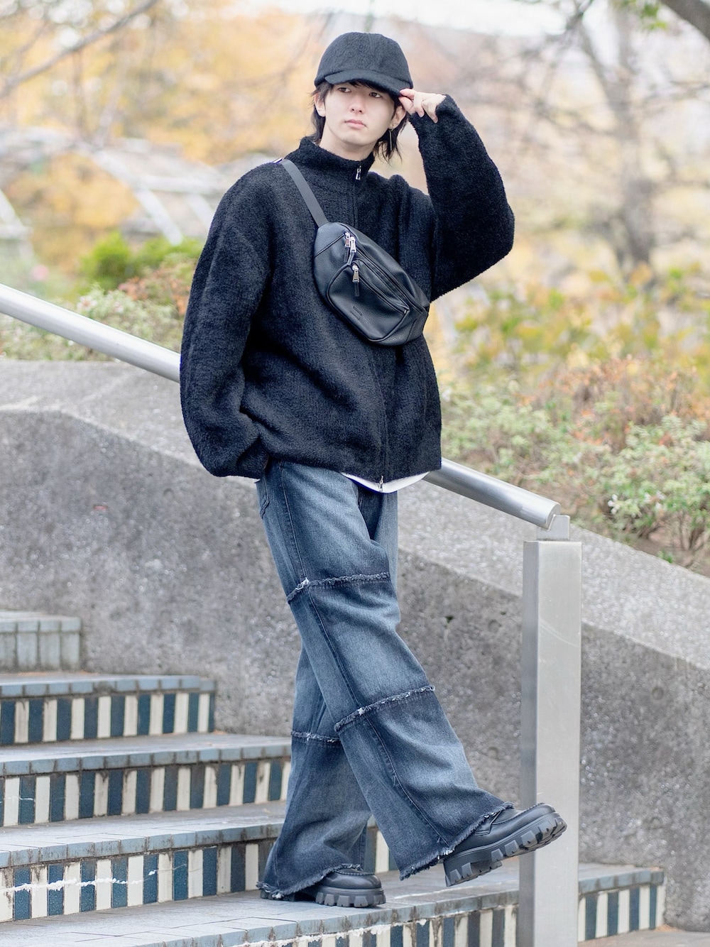 「新星WEARISTAにエントリー、WEARyouthコーデ、デニムパンツ、ドライバーズニット、シャギーニット、オールブラック、ブラック、ローファー、キャップ、モノトーン、モノトーンコーデ、ビッグシルエット、シンプルコーデ、きれいめカジュアル、ボディバッグ」｜「Loose/ルースのシャギータッチ ルーズドライバーズニット（ニット/セーター、ブラック系）」を使った、まささん（メンズ・178cm）の冬コーディネートの1枚目の写真