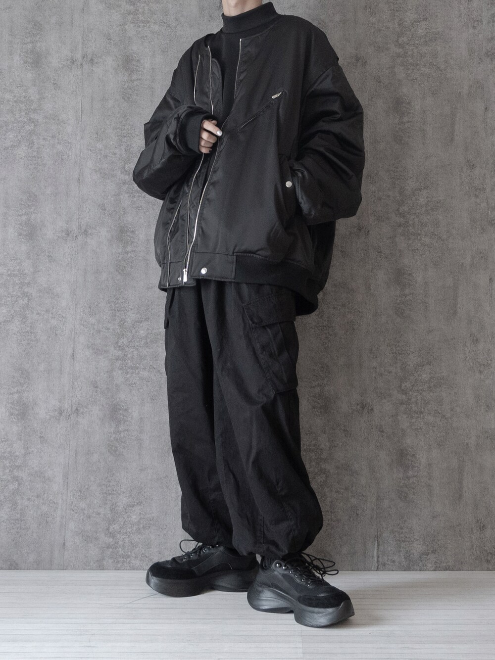 「Lui'sのダブルジップ BIG MA-1/ボンバージャケット（MA-1、ブラック系）」を使った、まささん（メンズ・178cm）の秋コーディネートの1枚目の写真
