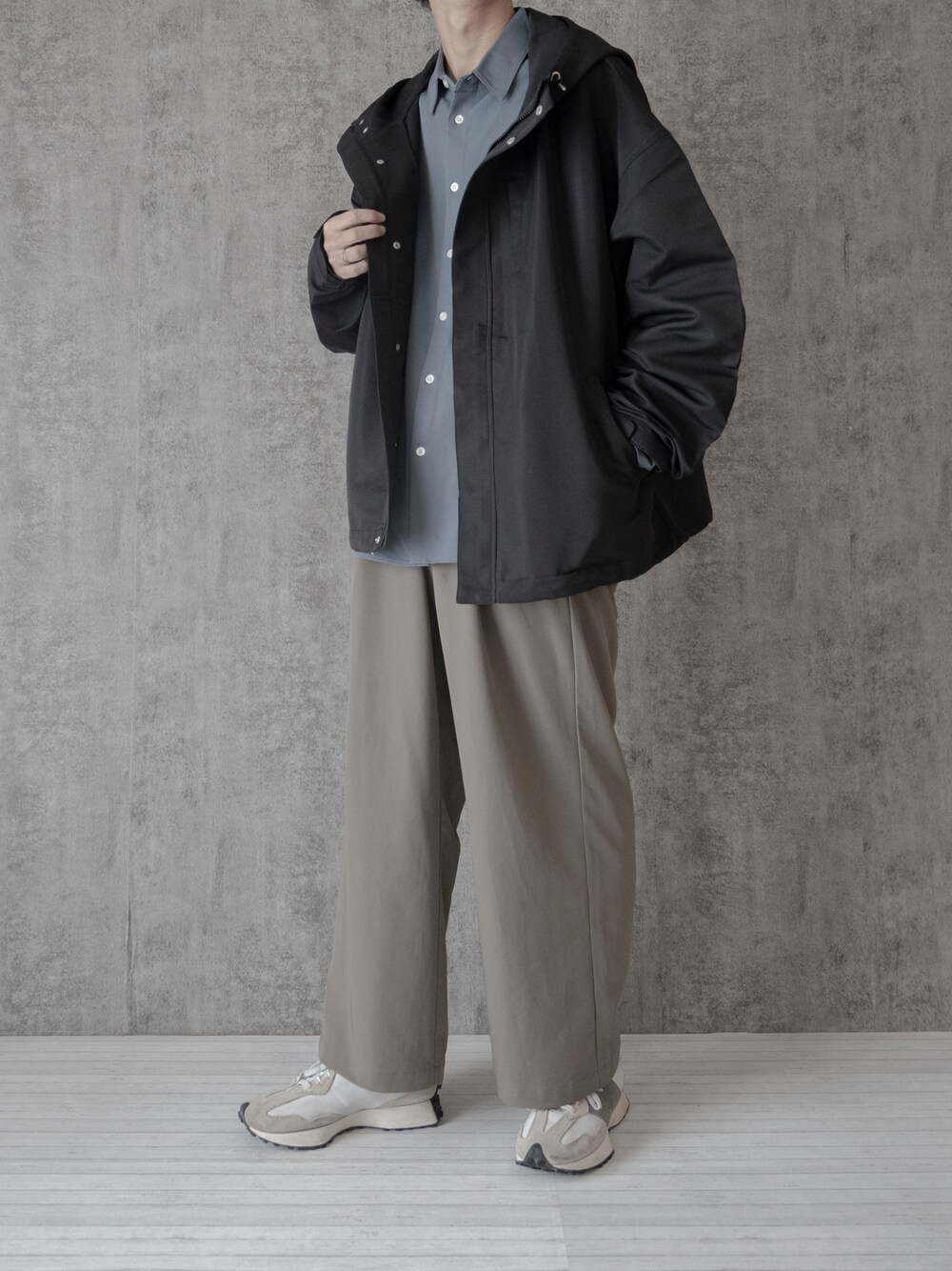 「休日スタイル、ワイトパンツ、RAGEBLUE、RUUBON、ルーボン、New Balance、マウンテンパーカー、シャツスタイル、レイヤードスタイル、大学生、ビッグシルエット、休日コーデ、プチプラ、プチプラコーデ、厚底シューズ」｜「RUUBONの【RUUBON】relax volume mountain parker / リラックスボリューム マウンテンパーカ―（マウンテンパーカー、ブラック系）」を使った、まささん（メンズ・178cm）の秋コーディネートの1枚目の写真