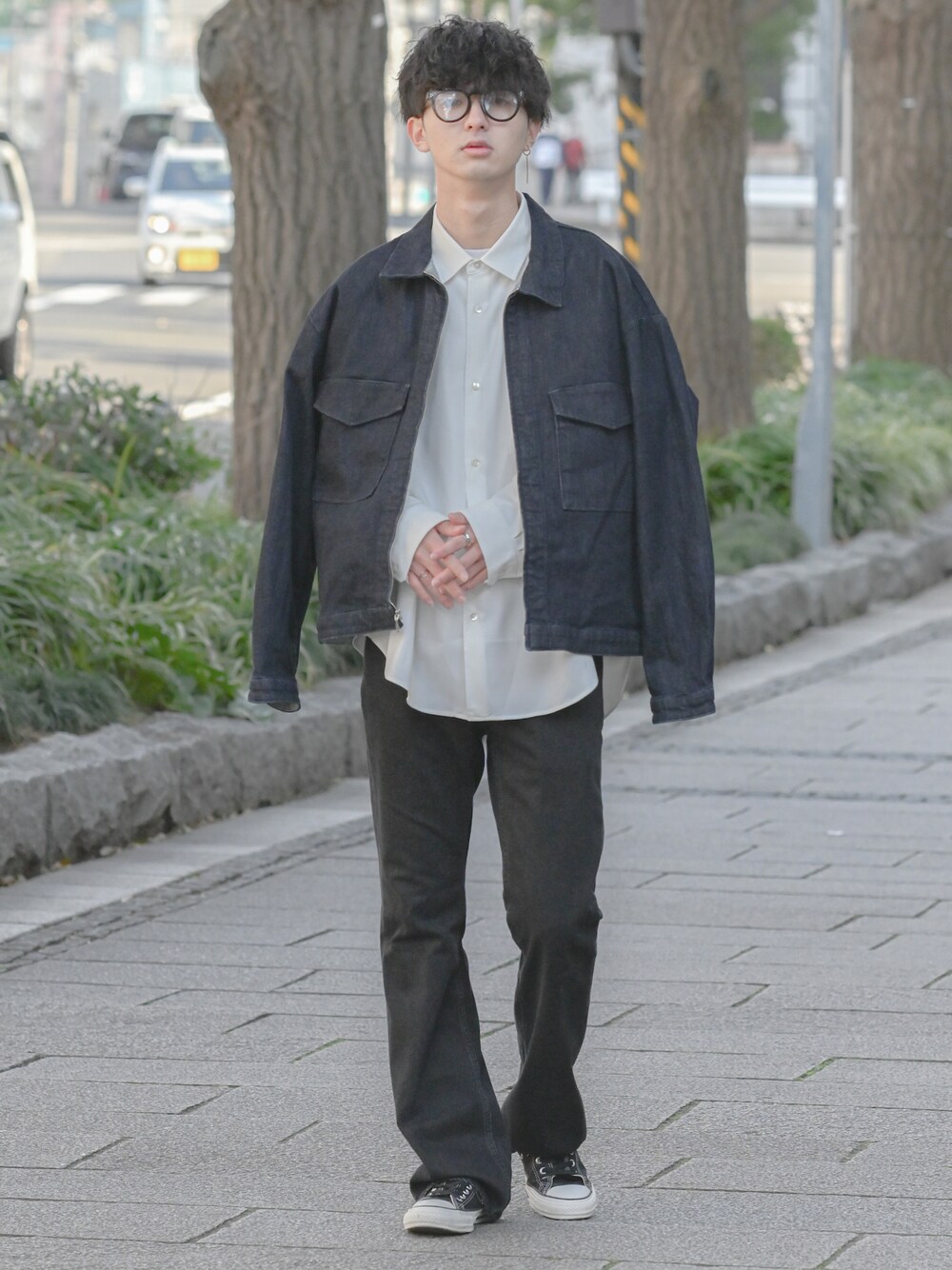 「春服みてみて、デニム、デニムパンツ、デニムジャケット、フレアパンツ、シャツスタイル、レイヤードスタイル、大学生、春アウター、コンバース、休日スタイル、韓国ファッション、メガネ男子、オーバーサイズ、ビッグシルエット」｜「EDWINの【ZOZO限定商品】 セットアップ　（デニムジャケット＋スキニーパンツ）（セットアップ、ブルー系）」を使った、まささん（メンズ・178cm）の春コーディネートの1枚目の写真