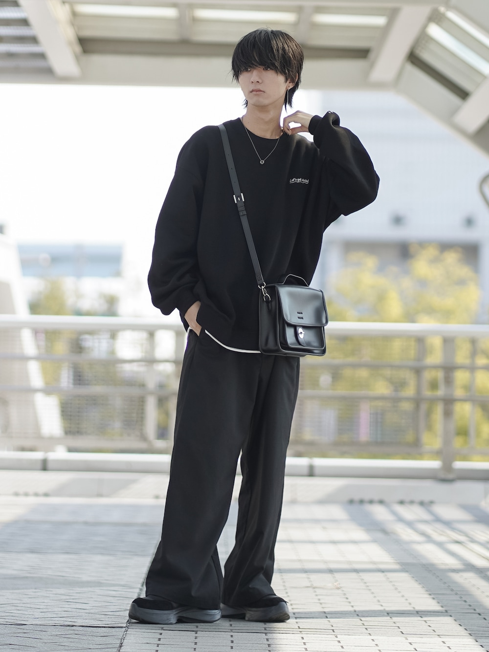 「ファッションを楽しもう、WEARyouthコーデ、オールブラック、スウェット、ワイドパンツ、モノトーン、モノトーンコーデ、ショルダーバッグ、厚底シューズ、厚底スニーカー、スニーカーコーデ、クリスマスに着たい服、マイベストコーデ2023、レイヤードスタイル、ビッグシルエット」｜「RAGEBLUEの【まさコラボアイテム】裏起毛/ワンポイント刺繍スウェット（スウェット、ブラック系）」を使った、まささん（メンズ・178cm）の秋コーディネートの1枚目の写真