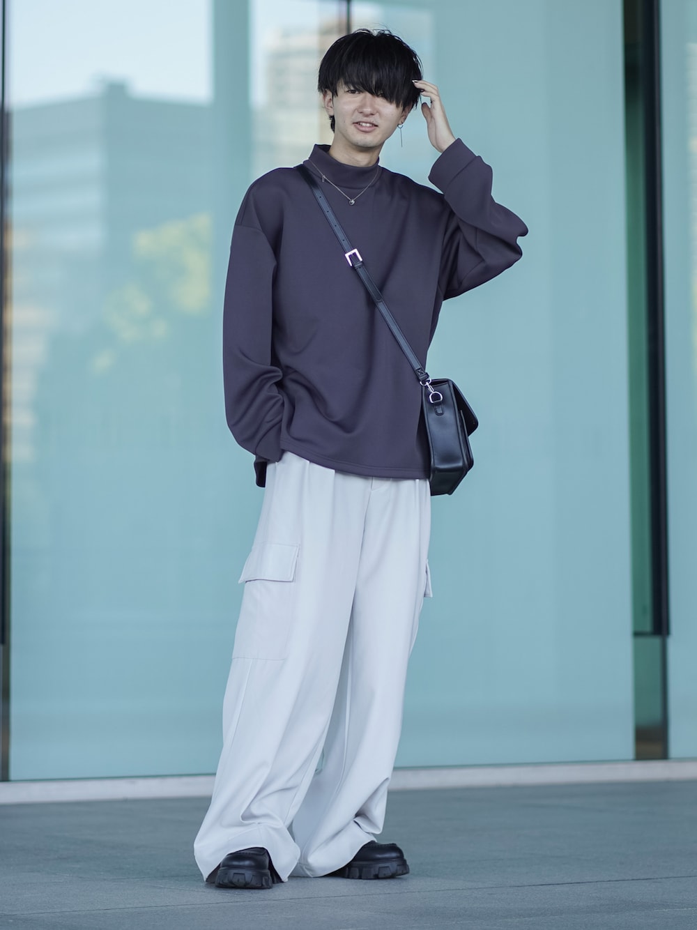 「シンプルスタイル、モノトーン、モノトーンコーデ、カーゴパンツ、ワイドパンツ、ローファー、厚底シューズ、休日スタイル、休日コーデ、モックネック、大学生、お出かけコーデ、WEARyouthコーデ、ショルダーバッグ、ミニバッグ」｜「ETELIOのモックネックハイポンチ長袖ドレーププルオーバー（Tシャツ/カットソー、グレー系）」を使った、まささん（メンズ・178cm）の夏コーディネートの1枚目の写真